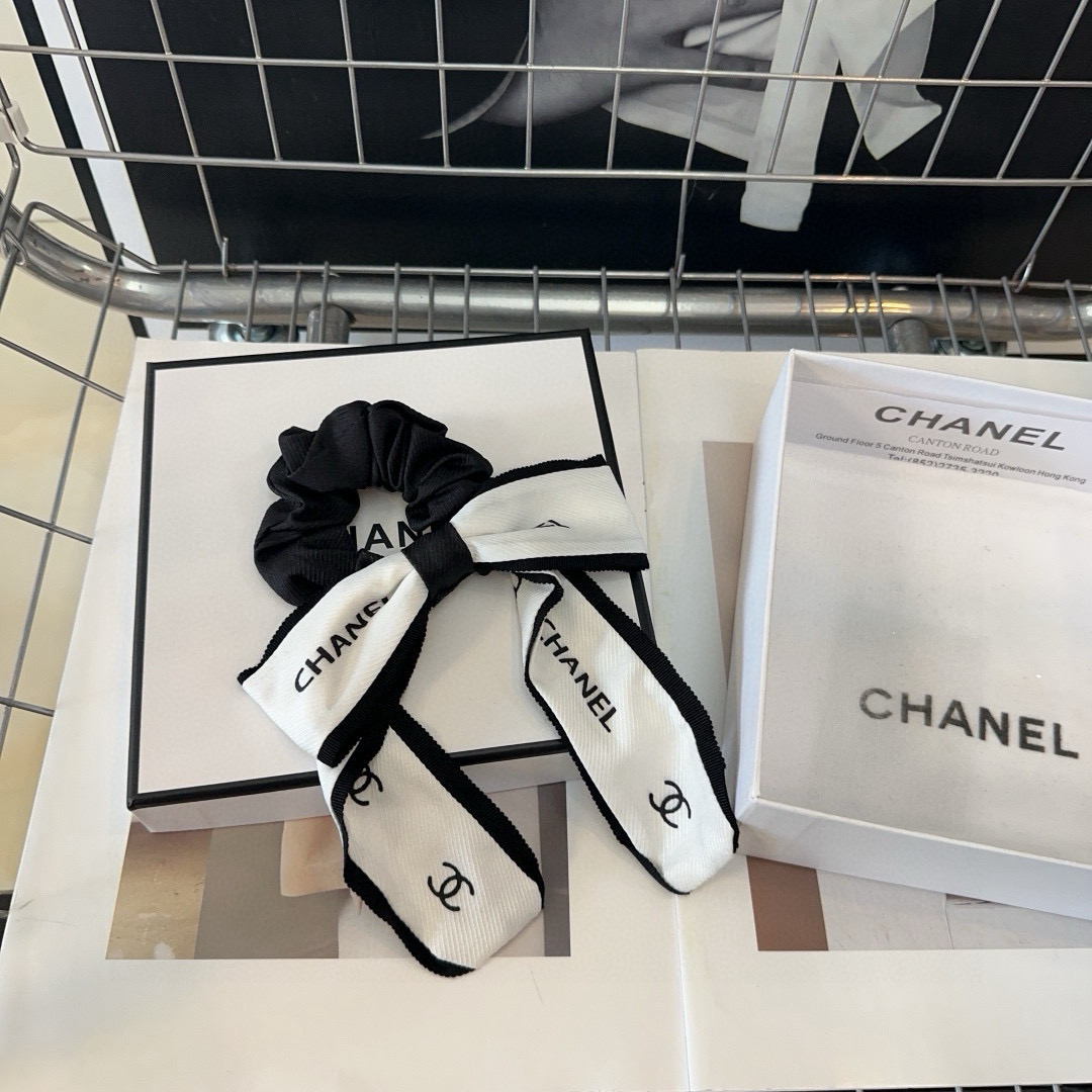 NO:702880,P Comes with a packaging box. Chanel's latest small scented hair tie is simple, practical and fashionable!  A must-have for little fairies...hairpins, hair clips, chanel, chanel, hairpins19860909P 配包装盒 Chanel (香奈儿)最新小香发圈 简单实用,时尚潮流！小仙女必备…发夹,发夹,chanel,chanel,hairpins,accessory