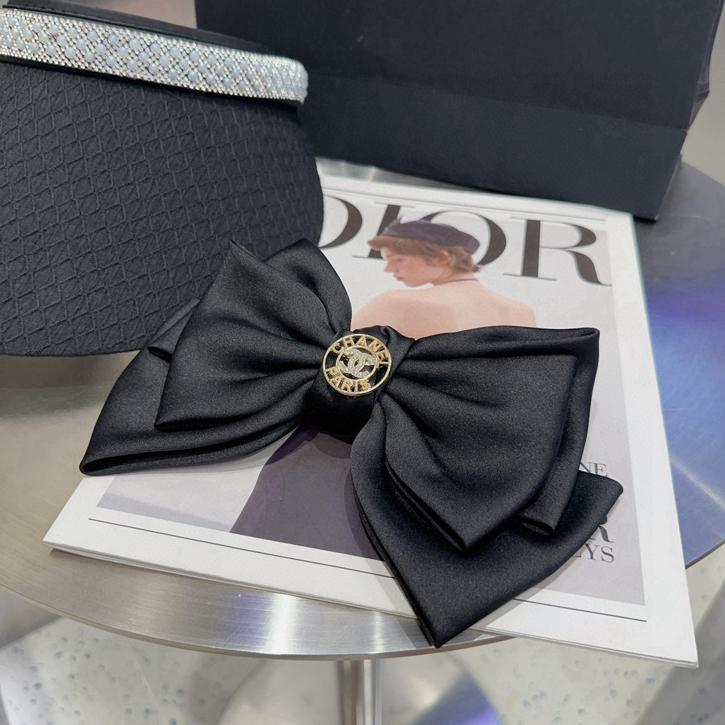 NO:660246,P Comes with a packaging box. Chanel's latest small and popular spring hairpin, super pretty!  Full of celebrity style, a must-have for little fairies...hairpins, hairpins, chanel, chanel, hairpins19860909P 配包装盒 Chanel (香奈儿)最新款小香爆款弹簧发夹,超级好看！名媛范儿十足,小仙女必备…发夹,发夹,chanel,chanel,hairpins,accessory