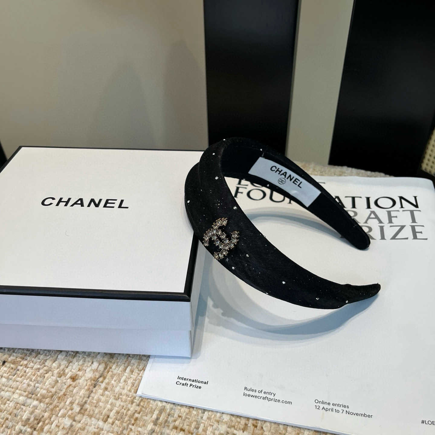 NO:660237,P Comes with a packaging box. Chanel’s latest small scented headband, super pretty!  Full of celebrity style, a must-have for little fairies...hairpins, hairpins, chanel, chanel, hairpins19860909P 配包装盒 Chanel (香奈儿)最新款小香发箍,超级好看！名媛范儿十足,小仙女必备…发夹,发夹,chanel,chanel,hairpins,accessory