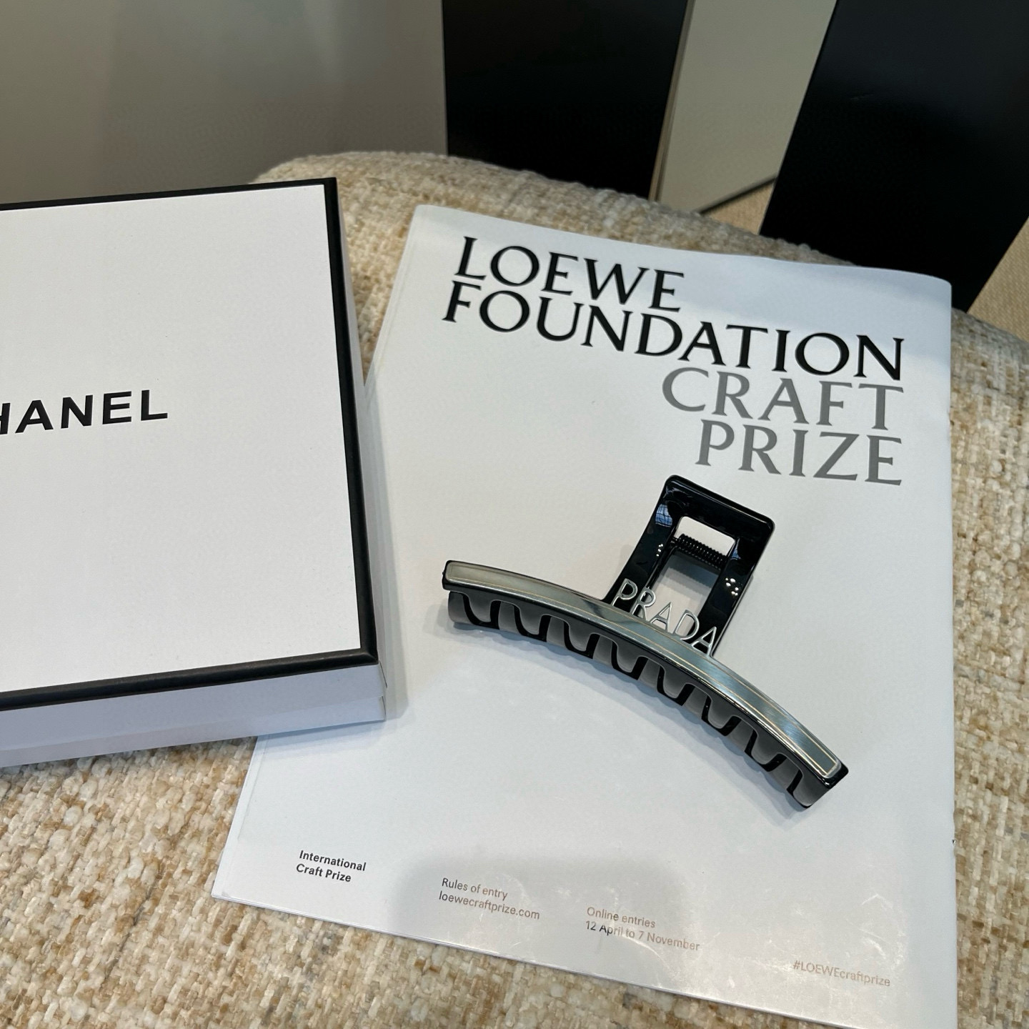 NO:660238,P Comes with a packaging box PRADA’s hot-selling gripper is here!  Recommended by internet celebrities!  The elegant young lady is worth buying, very easy to match, elegant and tasteful hair clips, hair clips, prada, prada, hairpins19860909P 配包装盒 PRADA（普拉达）爆款抓夹来啦！ 网红推荐！优雅的小姐姐值得入手 非常好搭配 气质有品位发夹,发夹,prada,prada,hairpins,accessory