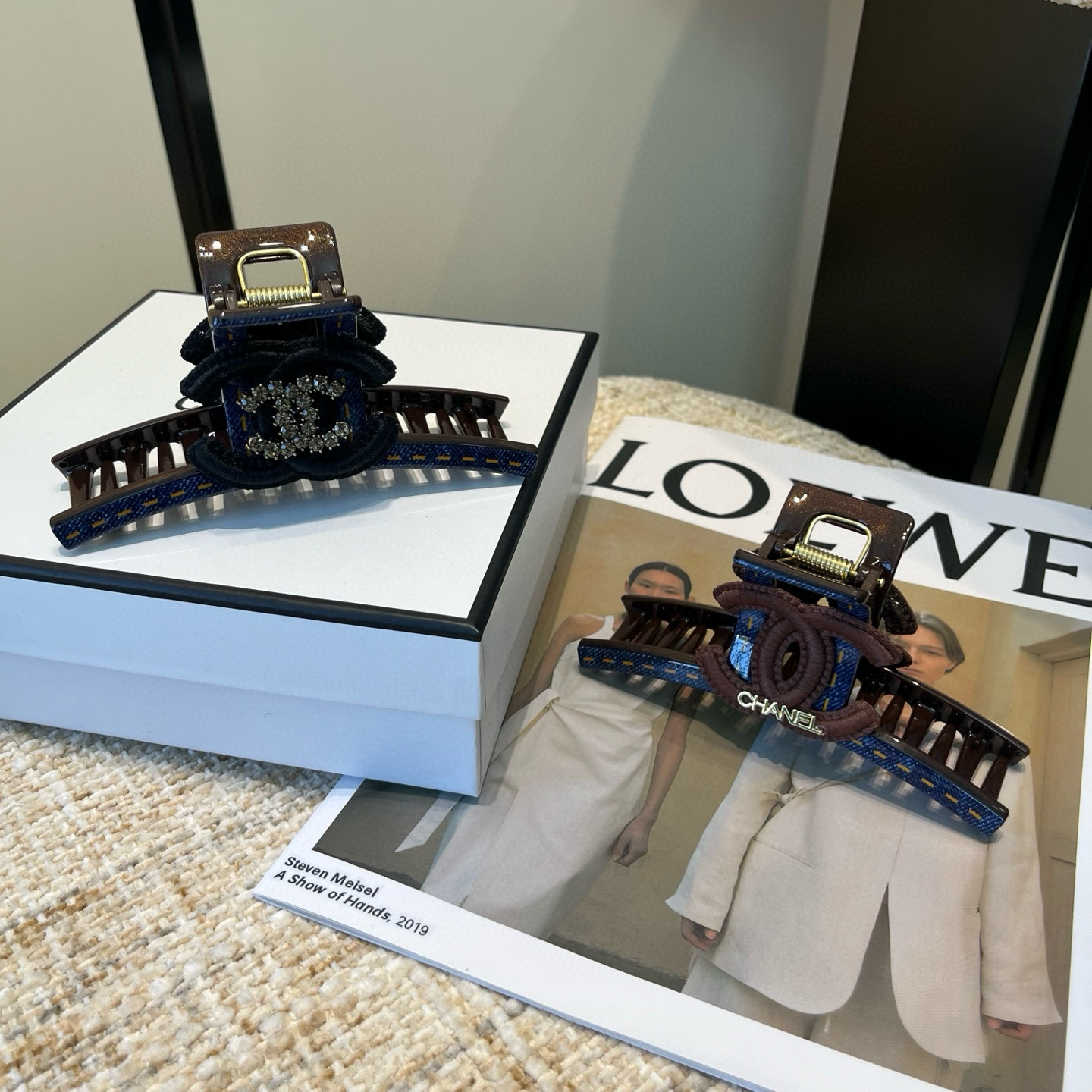 NO:660241,P Comes with a packaging box. Chanel’s latest small fragrance grabber, super pretty!  Full of celebrity style, a must-have for little fairies...hairpins, hairpins, chanel, chanel, hairpins19860909P 配包装盒 Chanel (香奈儿)最新款小香爆款抓夹,超级好看！名媛范儿十足,小仙女必备…发夹,发夹,chanel,chanel,hairpins,accessory