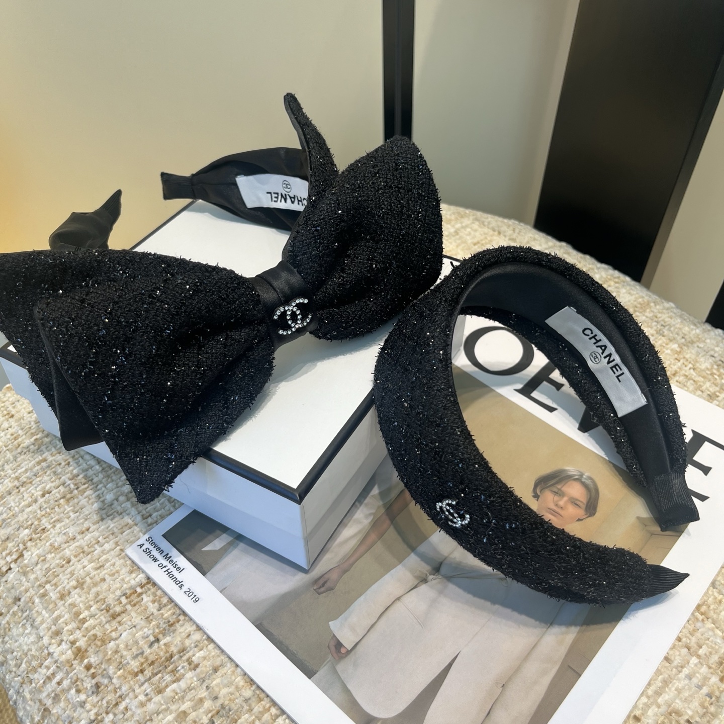 NO:660243,P Comes with a packaging box. Chanel’s latest mini-fragrant headband, super pretty!  Full of celebrity style, a must-have for little fairies...hairpins, hairpins, chanel, chanel, hairpins19860909P 配包装盒 Chanel (香奈儿)最新款小香爆款发箍,超级好看！名媛范儿十足,小仙女必备…发夹,发夹,chanel,chanel,hairpins,accessory