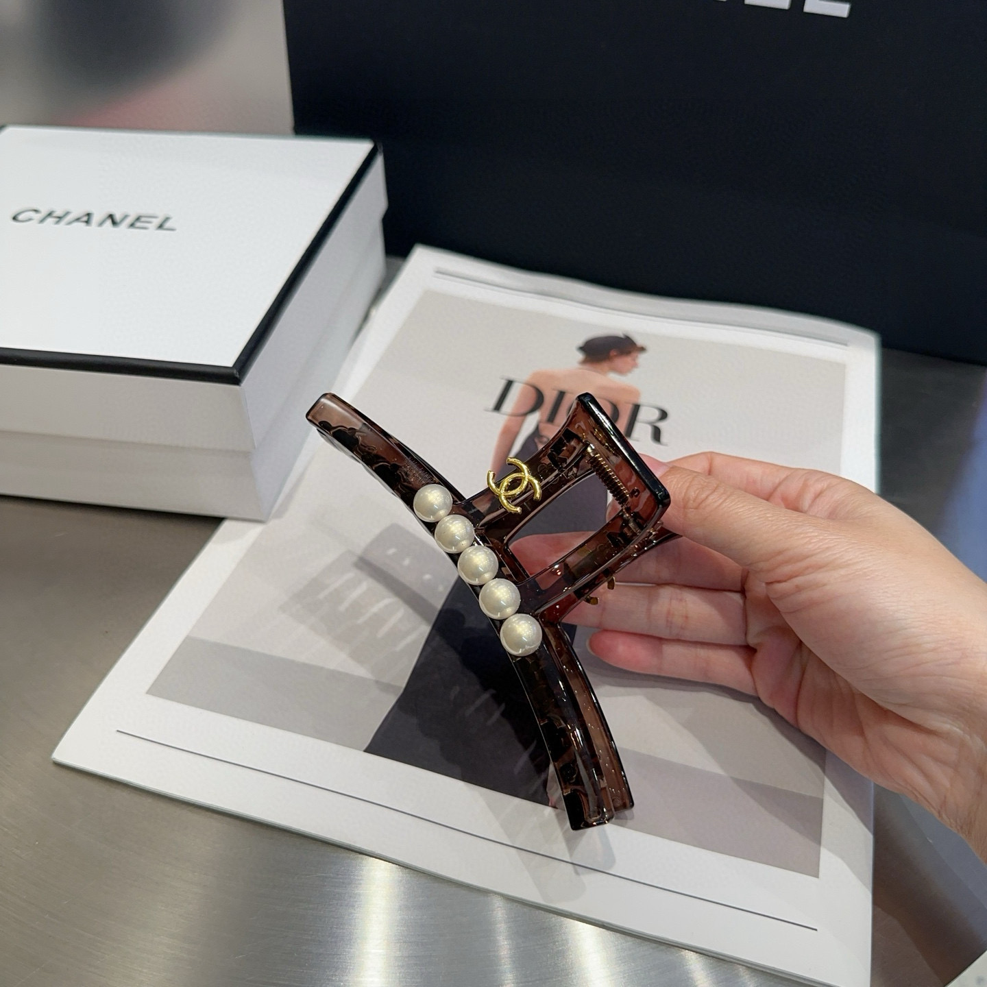 NO:660252,P Comes with packaging box Chanel's latest small fragrant pearl clip, simple and practical, fashionable and trendy!  Must-have hairpins for young ladies, hair clips, chanel, chanel, hairpins19860909P 配包装盒 Chanel (香奈儿)最新小香珍珠抓夹,简单实用,时尚潮流！小姐姐必备单品发夹,发夹,chanel,chanel,hairpins,accessory