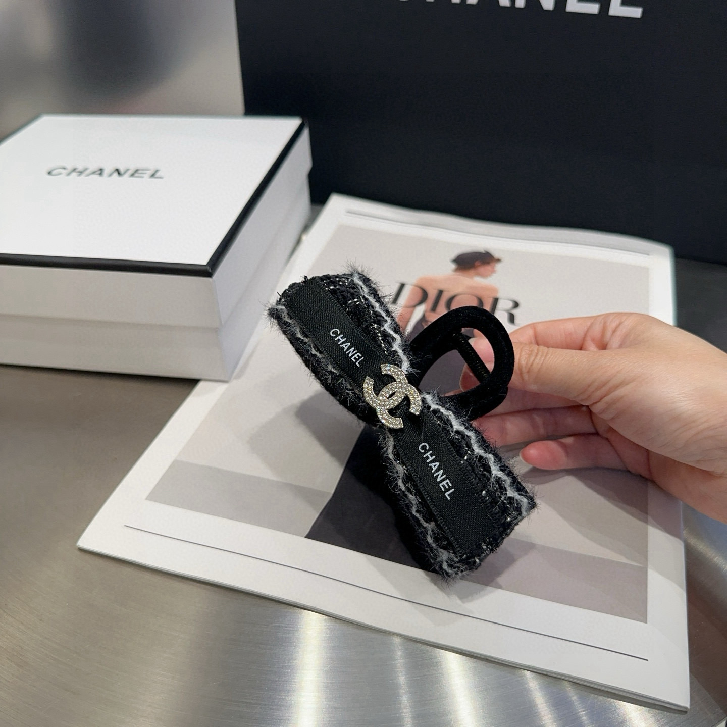 NO:660263,P Comes with a packaging box. Chanel's latest small fragrance gripper, simple and practical, fashionable and trendy!  Must-have hairpins for young ladies, hair clips, chanel, chanel, hairpins19860909P 配包装盒 Chanel (香奈儿)最新小香抓夹,简单实用,时尚潮流！小姐姐必备单品发夹,发夹,chanel,chanel,hairpins,accessory