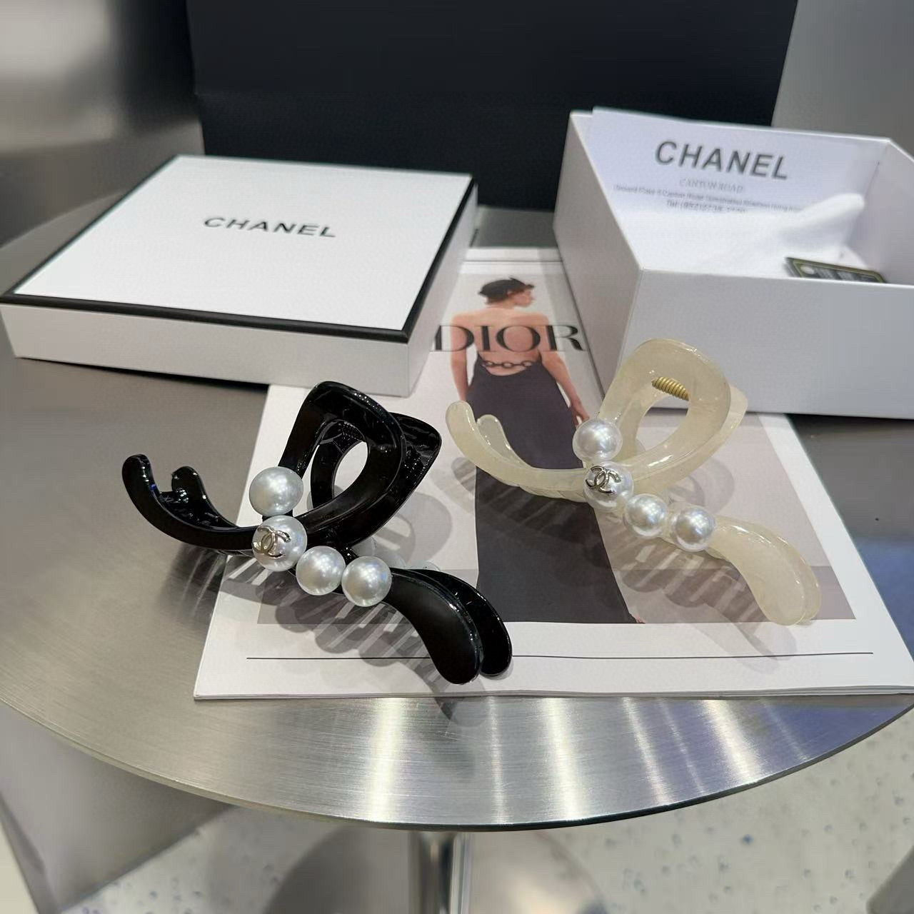 NO:660267,P Comes with packaging box Chanel's latest small fragrance gripper.  Super pretty!  Full of celebrity style, a must-have for little fairies...hairpins, hairpins, chanel, chanel, hairpins19860909P 配包装盒 Chanel (香奈儿)最新款小香抓夹．超级好看！名媛范儿十足,小仙女必备…发夹,发夹,chanel,chanel,hairpins,accessory