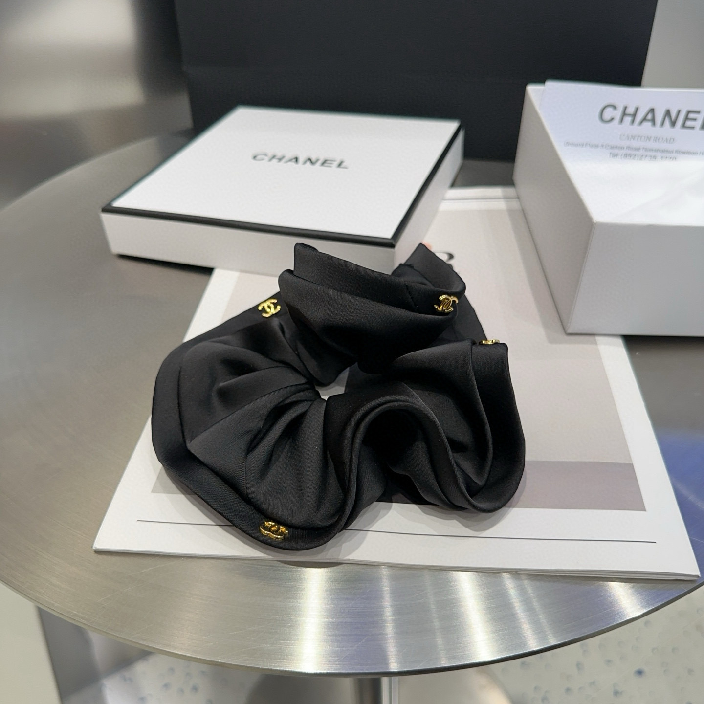 NO:660278,P Comes with packaging box (single) Chanel's latest small scented hair tie, new autumn and winter product, full of ladylike style, a must-have hairpin for fashionistas, hairpins, chanel, chanel, hairpins19860909P 配包装盒（单个） Chanel (香奈儿)最新款小香发圈,秋冬新品,名媛范儿十足,时尚潮人必备发夹,发夹,chanel,chanel,hairpins,accessory