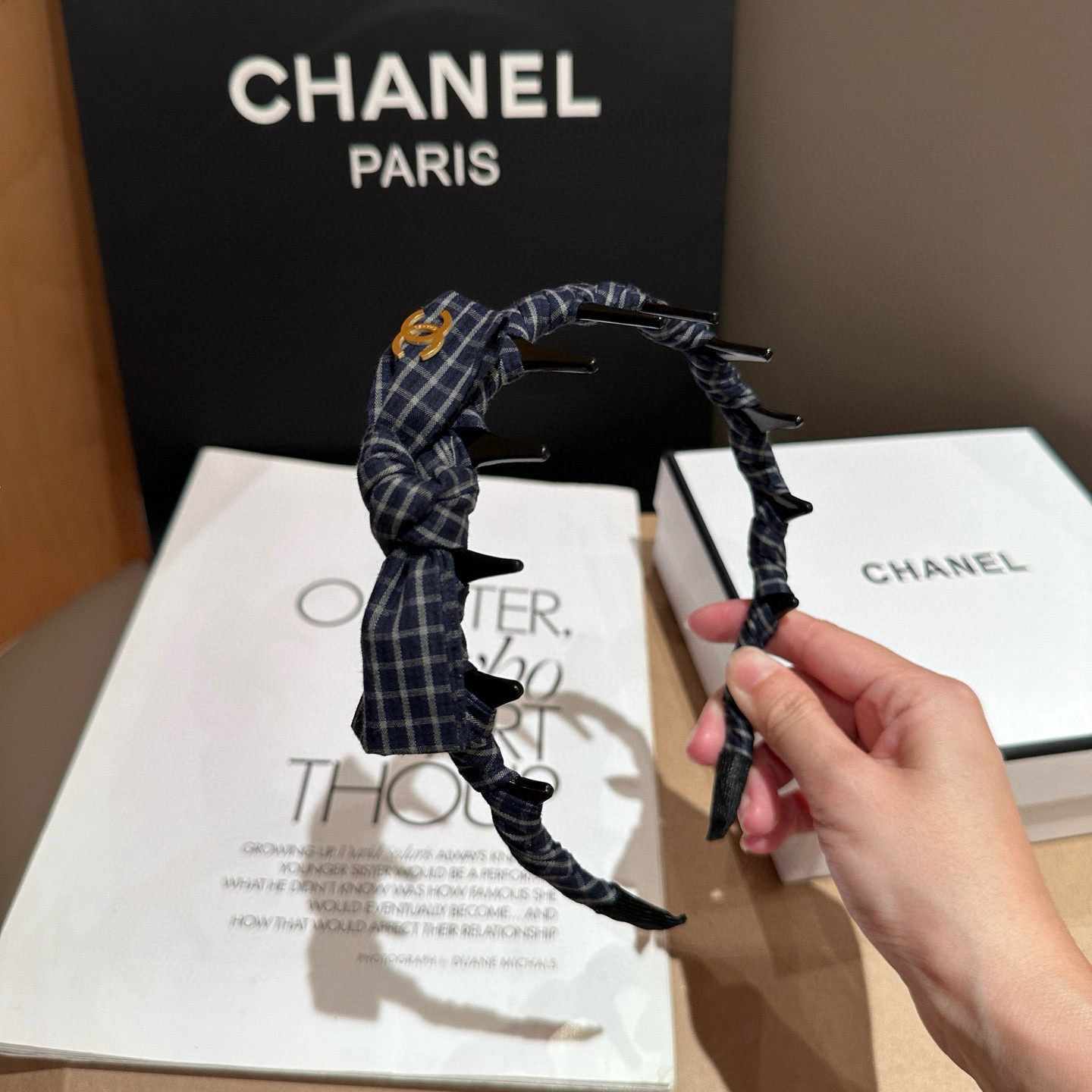 NO:660264,P Comes with a packaging box. Chanel’s latest small plaid headband, super pretty!  Full of celebrity style, a must-have for little fairies...hairpins, hairpins, chanel, chanel, hairpins19860909P 配包装盒 Chanel (香奈儿)最新款小香格子发箍,超级好看！名媛范儿十足,小仙女必备…发夹,发夹,chanel,chanel,hairpins,accessory