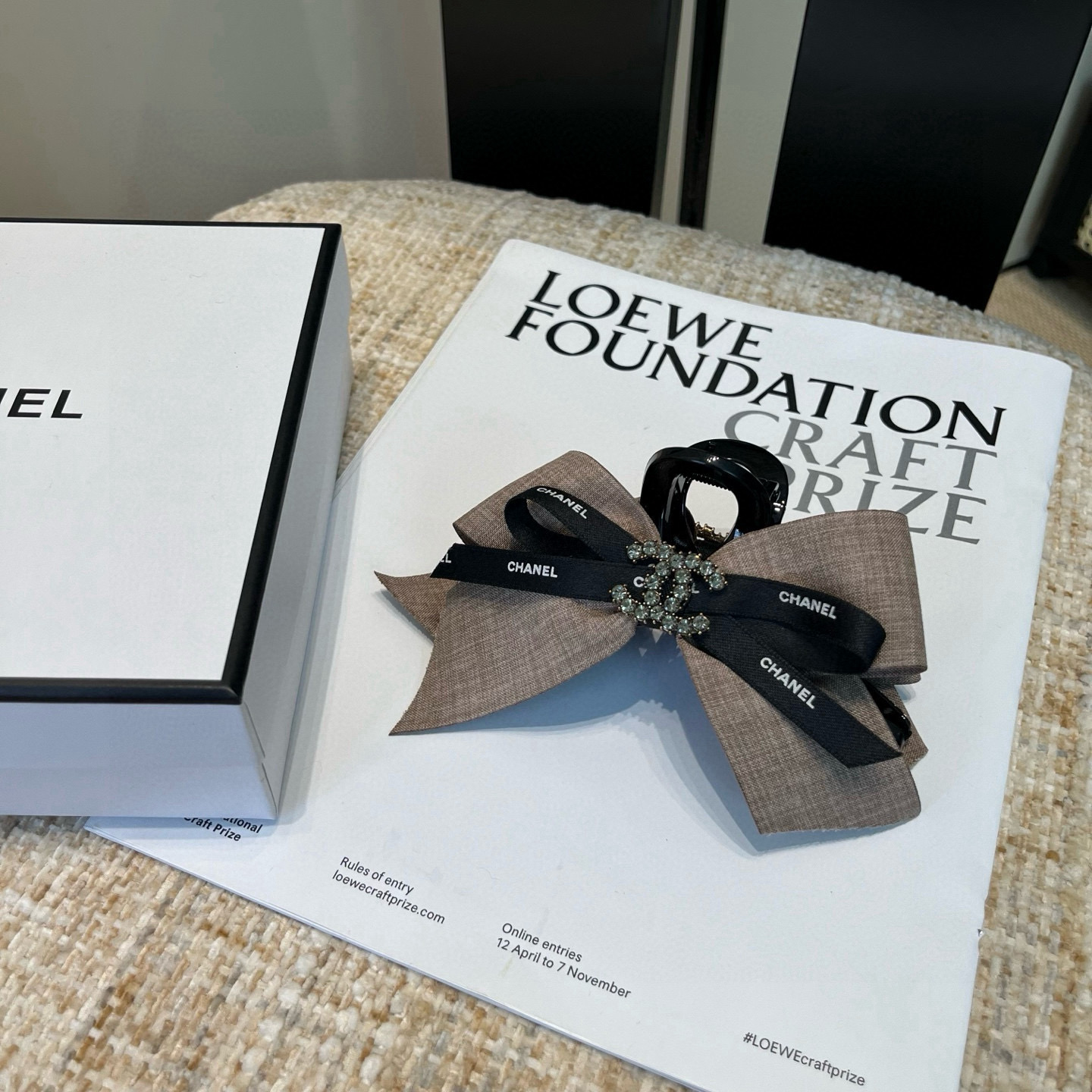 NO:660280,P Comes with a packaging box. Chanel’s latest small fragrance grabber, super pretty!  Full of celebrity style, a must-have for little fairies...hairpins, hairpins, chanel, chanel, hairpins19860909P 配包装盒 Chanel (香奈儿)最新款小香爆款抓夹,超级好看！名媛范儿十足,小仙女必备…发夹,发夹,chanel,chanel,hairpins,accessory