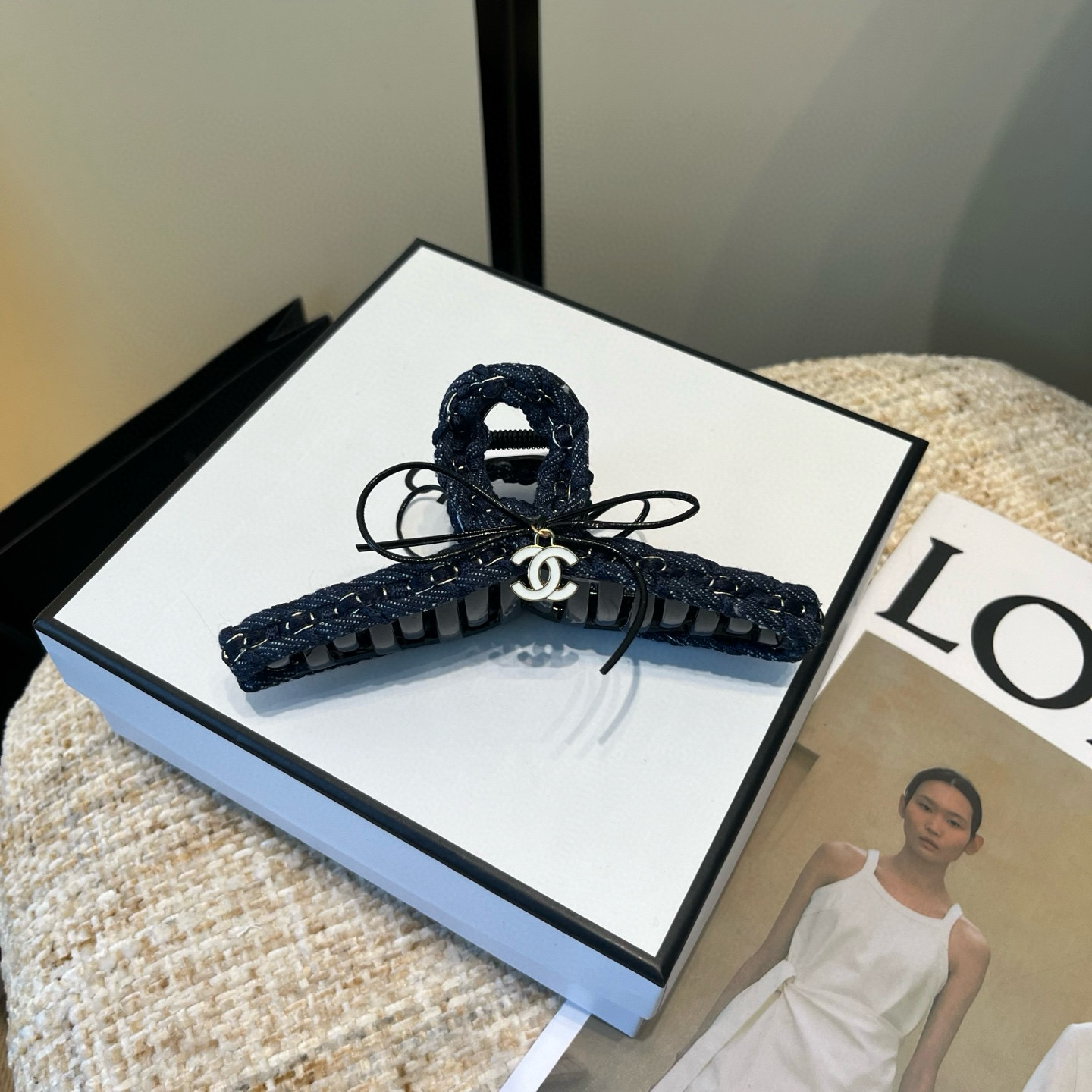 NO:660258,P Comes with a packaging box. Chanel's latest small and popular chain grabber, super pretty!  Full of celebrity style, a must-have for little fairies...hairpins, hairpins, chanel, chanel, hairpins19860909P 配包装盒 Chanel (香奈儿)最新款小香爆款链条抓夹,超级好看！名媛范儿十足,小仙女必备…发夹,发夹,chanel,chanel,hairpins,accessory