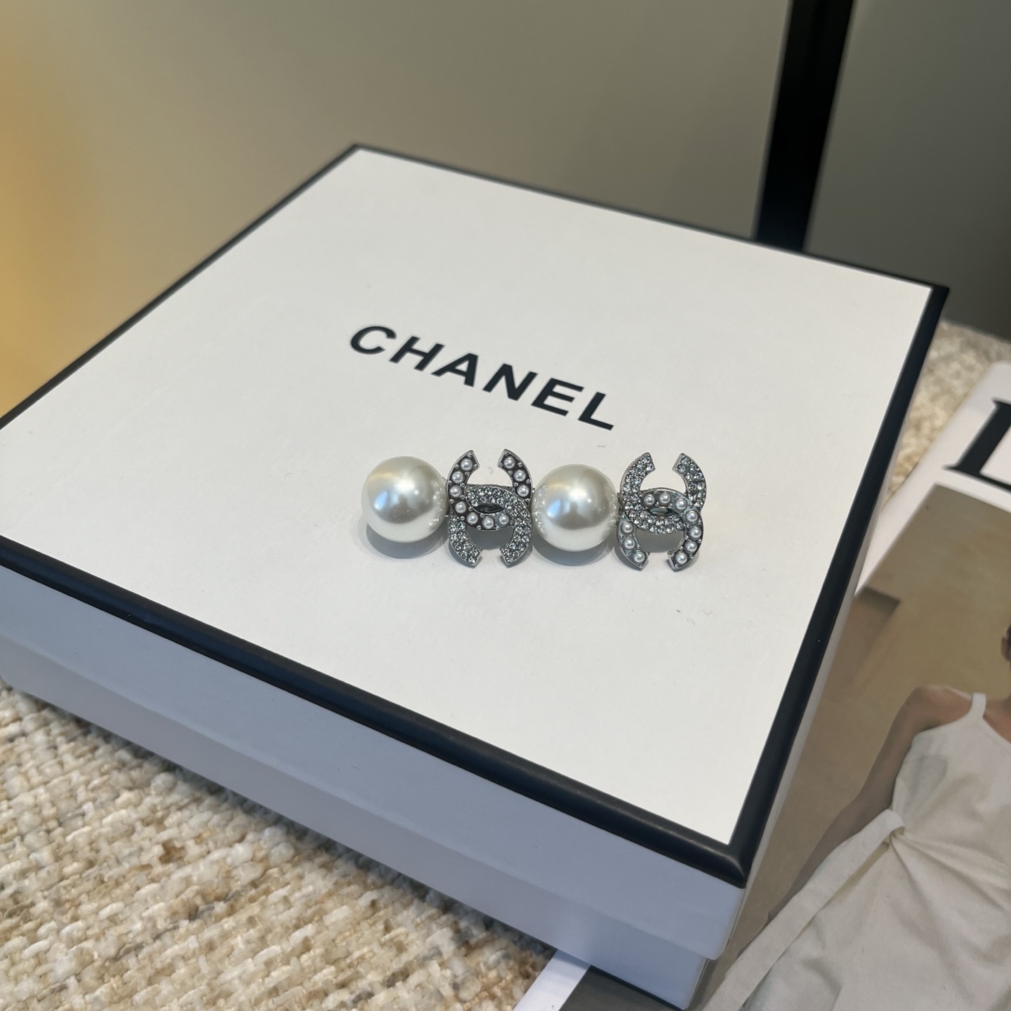 NO:660265,P Comes with packaging box (single) Chanel’s latest small fragrant bangs clip, super pretty!  Full of celebrity style, a must-have for little fairies...hairpins, hairpins, chanel, chanel, hairpins19860909P 配包装盒（单个） Chanel (香奈儿)最新款小香刘海夹,超级好看！名媛范儿十足,小仙女必备…发夹,发夹,chanel,chanel,hairpins,accessory