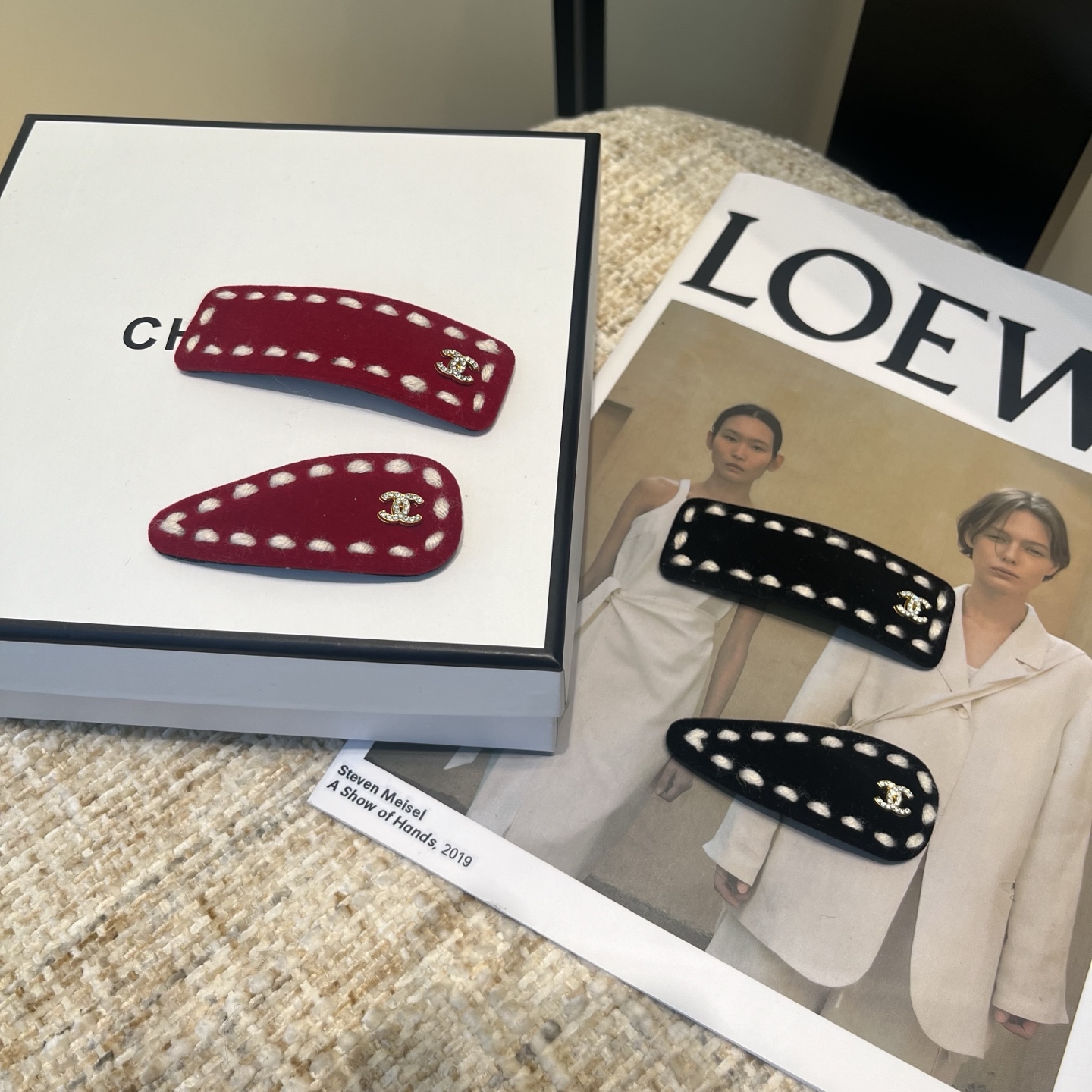 NO:660261,P Comes with packaging box (one pair) Chanel's latest small fragrant bangs clip, super beautiful!  Full of celebrity style, a must-have for little fairies...hairpins, hairpins, chanel, chanel, hairpins19860909P 配包装盒（一对） Chanel (香奈儿)最新款小香刘海夹,超级好看！名媛范儿十足,小仙女必备…发夹,发夹,chanel,chanel,hairpins,accessory