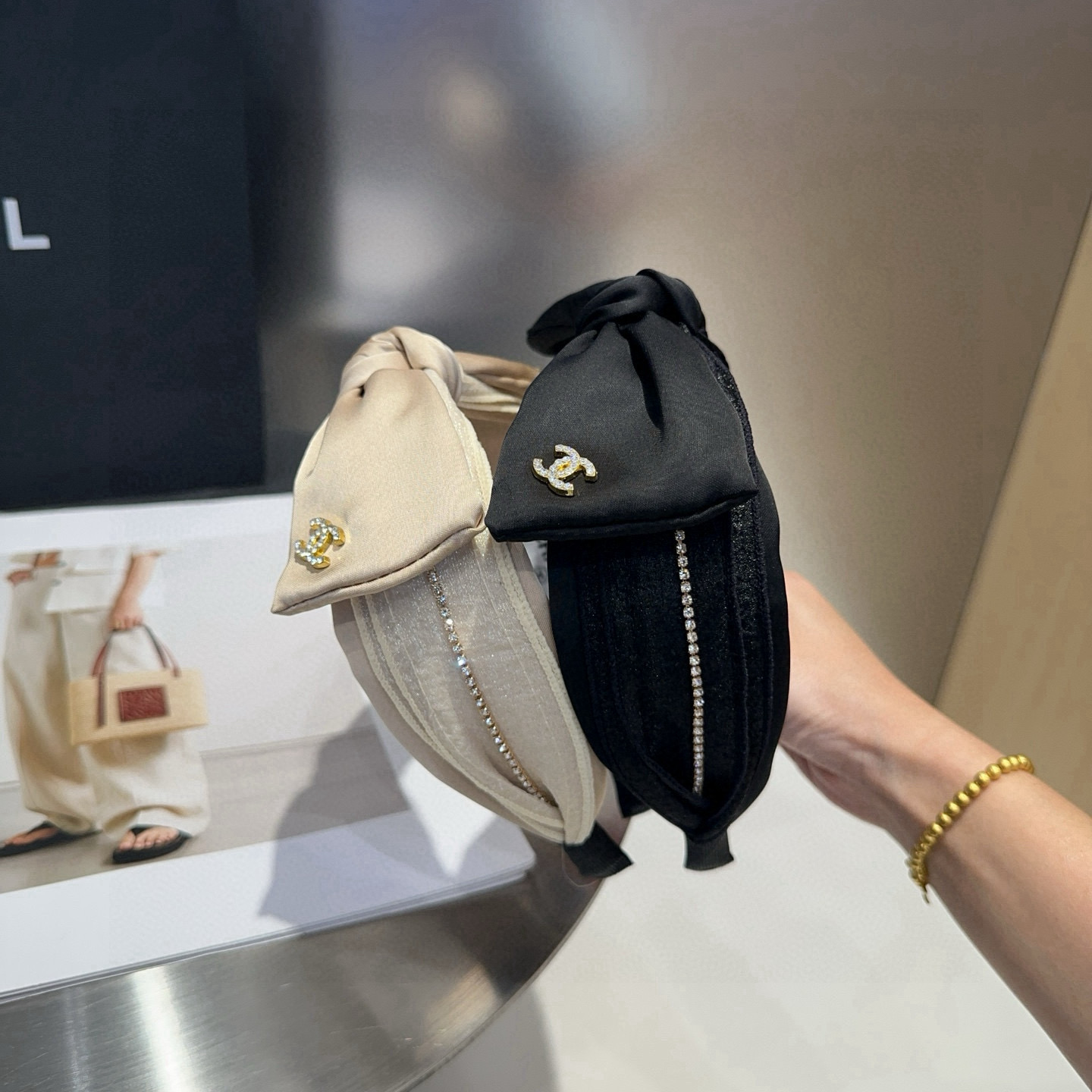 NO:702938,P Comes with a packaging box. Chanel’s latest small and popular bow headband, super pretty!  Full of celebrity style, a must-have for little fairies...hairpins, hairpins, chanel, chanel, hairpins19860909P 配包装盒 Chanel (香奈儿)最新款小香爆款蝴蝶结发箍,超级好看！名媛范儿十足,小仙女必备…发夹,发夹,chanel,chanel,hairpins,accessory