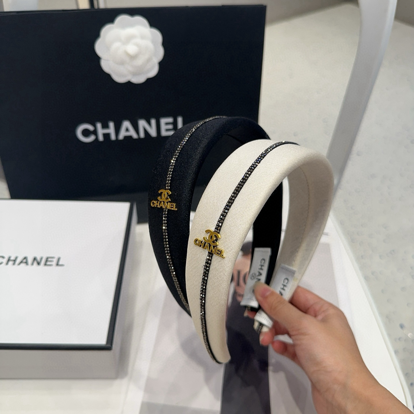 NO:702942,P Comes with a packaging box. Chanel's new little scented hair hoop, it's so beautiful!  Goddess must wear hairpins, hairpins, chanel, chanel, hairpins19860909P 配包装盒 Chanel (香奈儿)新款小香发箍,实在太美了！女神必入哦发夹,发夹,chanel,chanel,hairpins,accessory