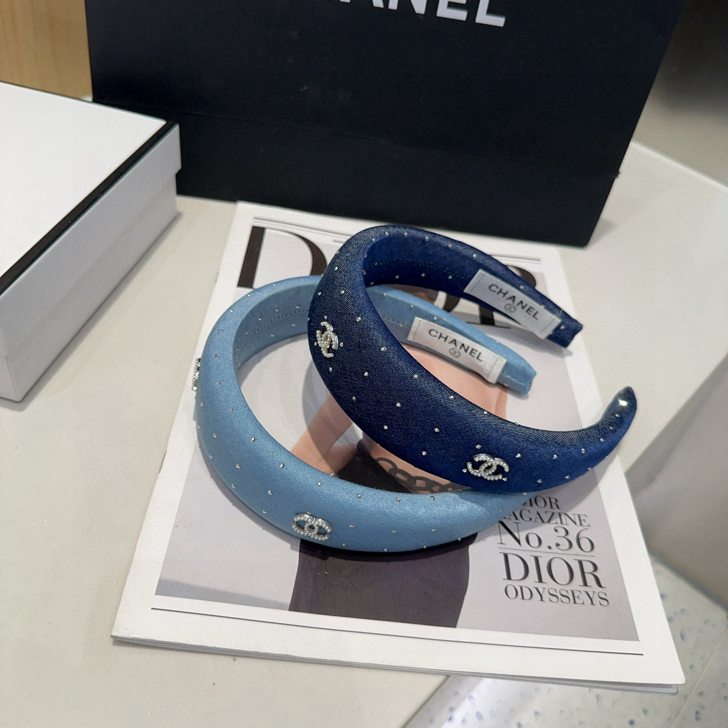 NO:702946,P Comes with a packaging box. Chanel’s latest small fragrant denim headband, super pretty!  Full of celebrity style, a must-have for little fairies...hairpins, hairpins, chanel, chanel, hairpins19860909P 配包装盒 Chanel (香奈儿)最新款小香牛仔布发箍,超级好看！名媛范儿十足,小仙女必备…发夹,发夹,chanel,chanel,hairpins,accessory