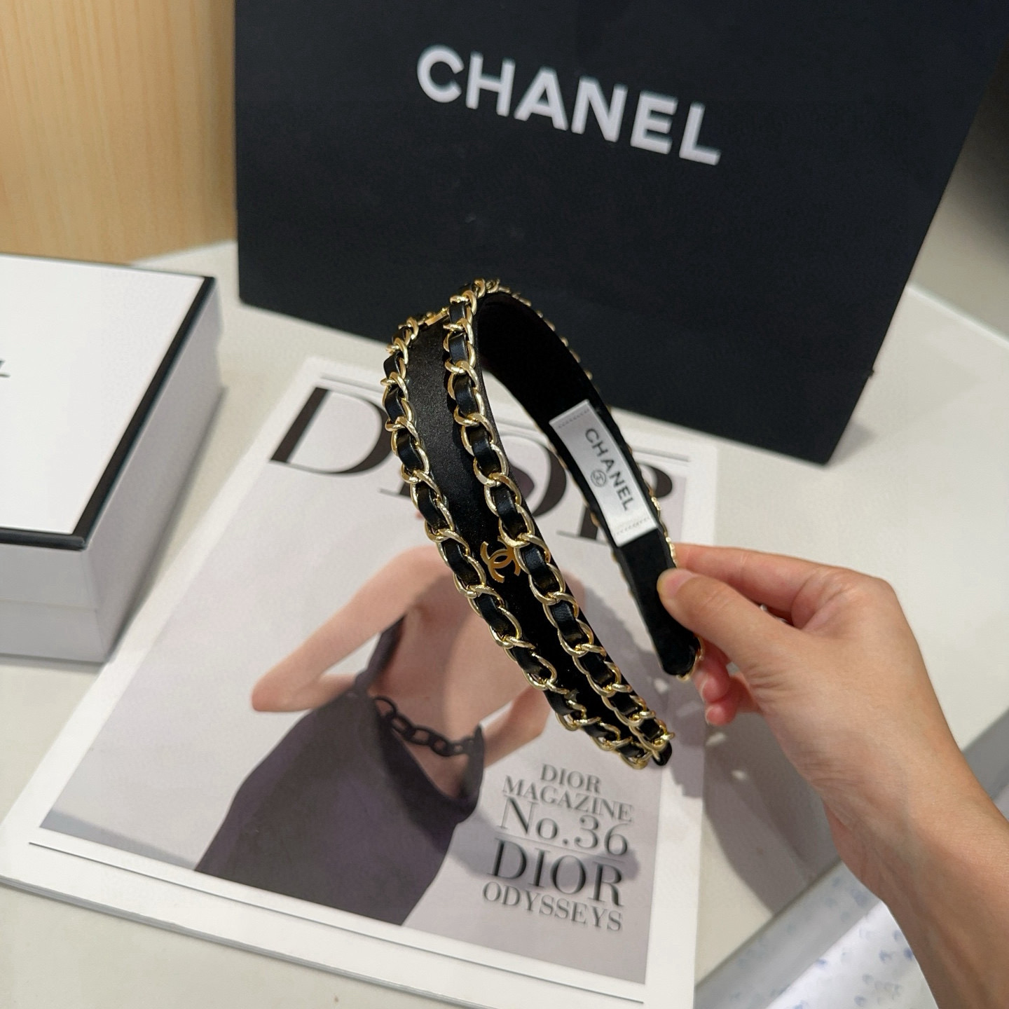 NO:702876,P Comes with a packaging box. Chanel's latest small fragrance chain headband, super beautiful!  Full of celebrity style, a must-have for little fairies...hairpins, hairpins, chanel, chanel, hairpins19860909P 配包装盒 Chanel (香奈儿)最新款小香链条发箍,超级好看！名媛范儿十足,小仙女必备…发夹,发夹,chanel,chanel,hairpins,accessory