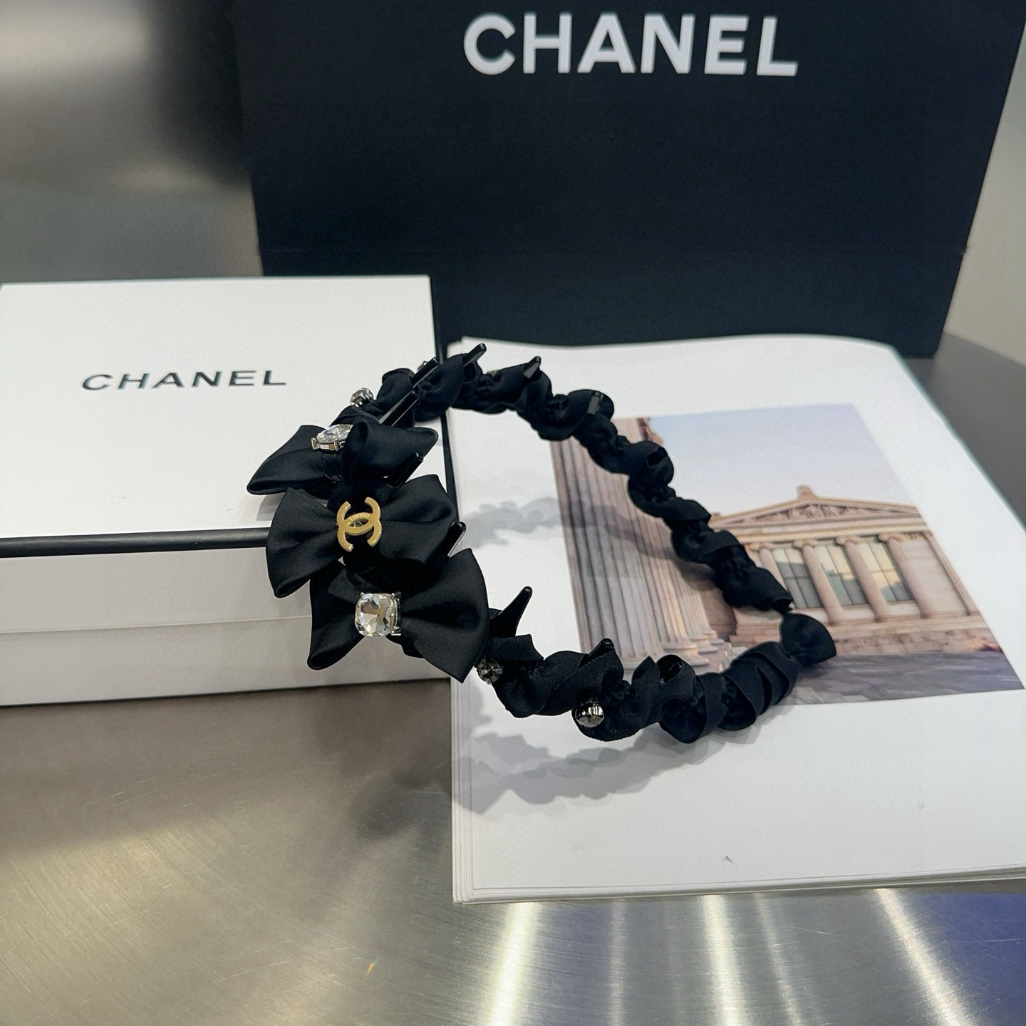 NO:702878,P Comes with a packaging box. Chanel’s latest mini-fragrant headband, super pretty!  Full of celebrity style, a must-have for little fairies...hairpins, hairpins, chanel, chanel, hairpins19860909P 配包装盒 Chanel (香奈儿)最新款小香爆款发箍,超级好看！名媛范儿十足,小仙女必备…发夹,发夹,chanel,chanel,hairpins,accessory