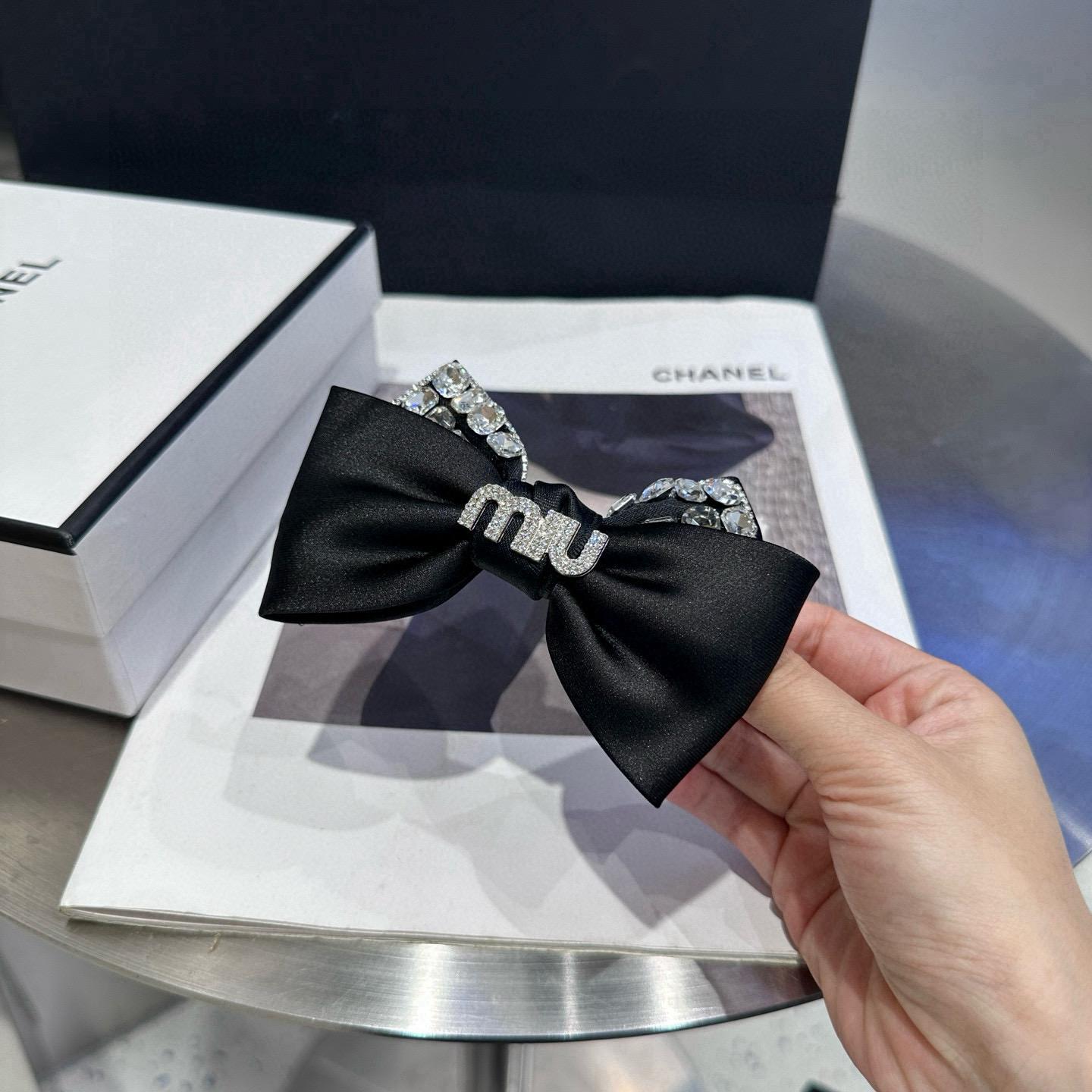 NO:702950,P Comes with packaging box miumiu's new letter duckbill clip is simple and elegant, practical and versatile, very beautiful, definitely worth buying!  hairpins,hairpins,miumiu,hairpins19860909P 配包装盒 miumiu新款字母鸭嘴夹 简单优雅,实用百搭,非常好看,绝对值得入手！发夹,发夹,miumiu,hairpins,accessory