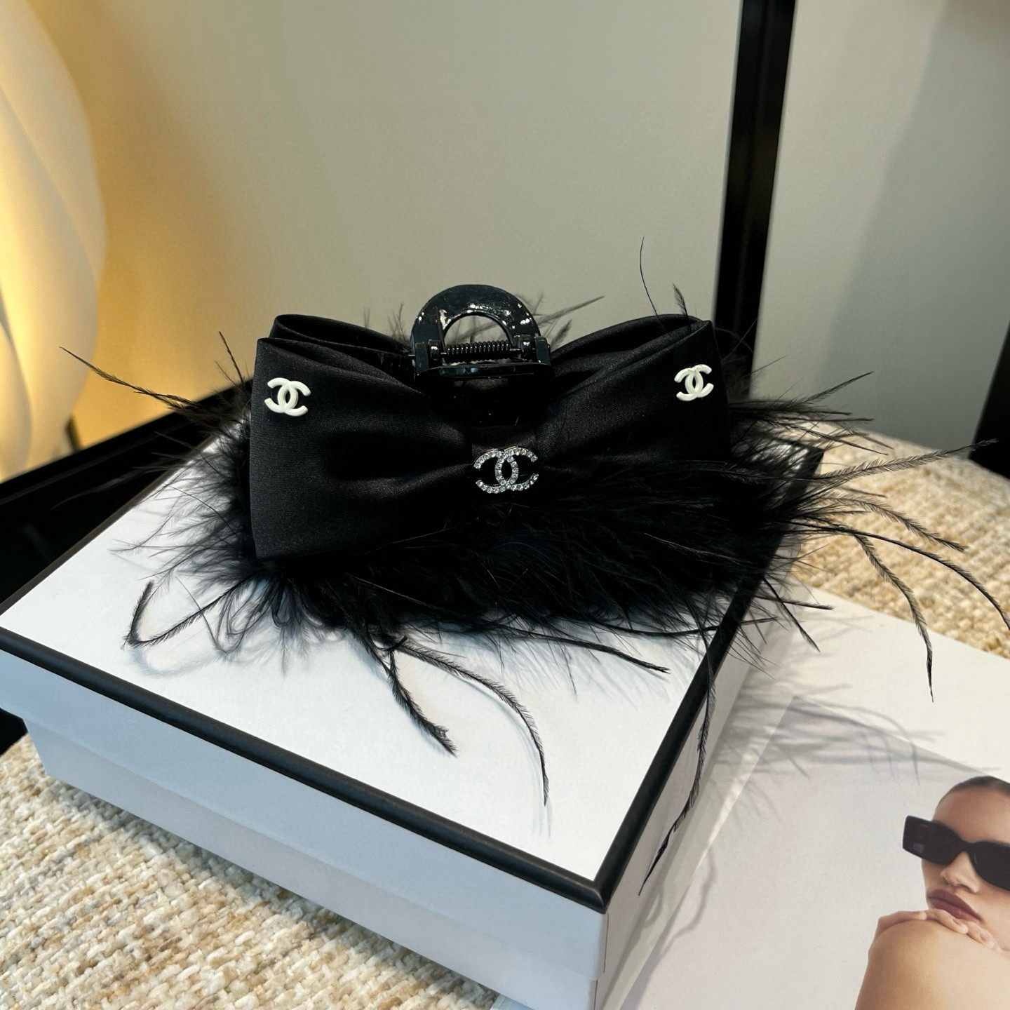 NO:702954,P Comes with a packaging box. Chanel's latest small fragrance gripper, new for autumn and winter!  Super pretty!  Full of celebrity style, a must-have for little fairies...hairpins, hairpins, chanel, chanel, hairpins19860909P 配包装盒 Chanel (香奈儿)最新款小香抓夹,秋冬新品！超级好看！名媛范儿十足,小仙女必备…发夹,发夹,chanel,chanel,hairpins,accessory