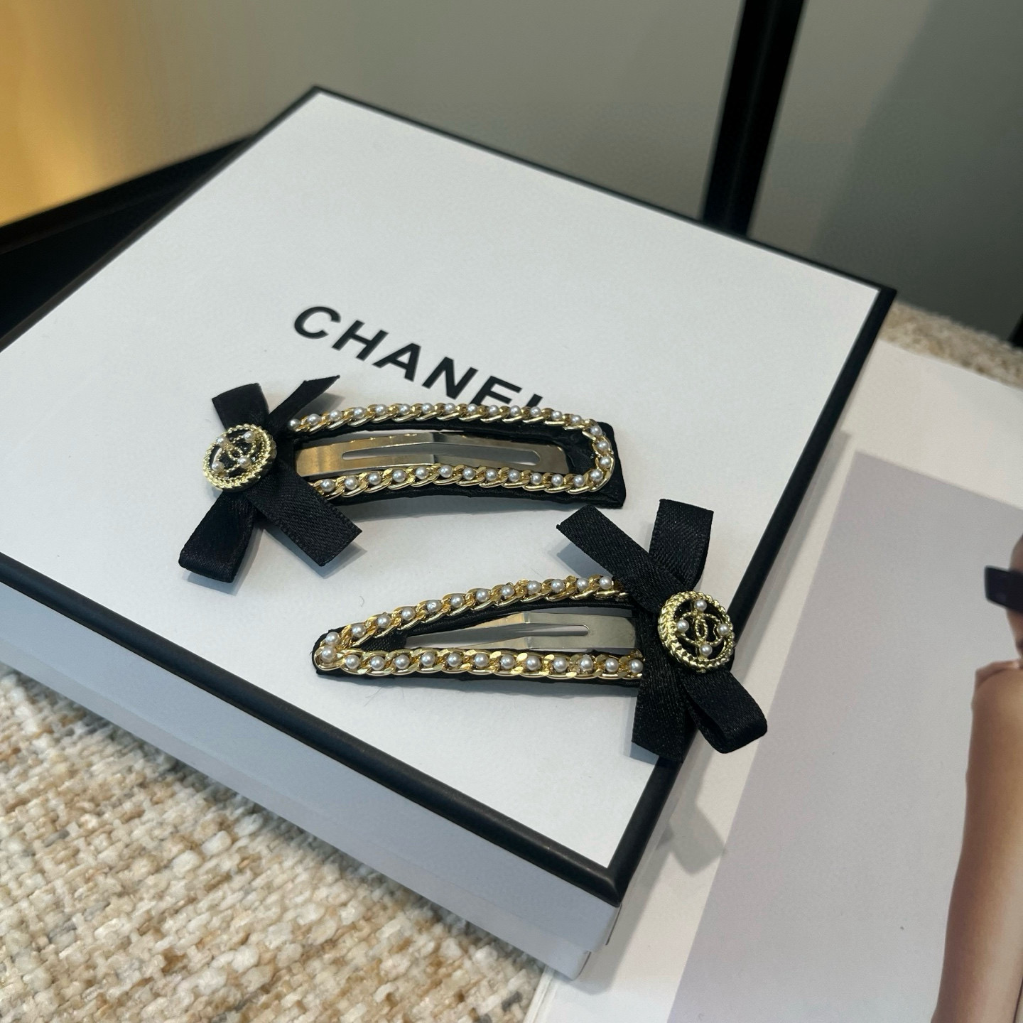 NO:702957,P Comes with packaging box (one pair) Chanel's latest small fragrant pearl bangs clip, super beautiful!  Simple and versatile, a must-have for little fairies...hairpins, hair clips, chanel, chanel, hairpins19860909P 配包装盒（一对） Chanel (香奈儿)最新款小香珍珠刘海夹,超级好看！简约百搭,小仙女必备…发夹,发夹,chanel,chanel,hairpins,accessory