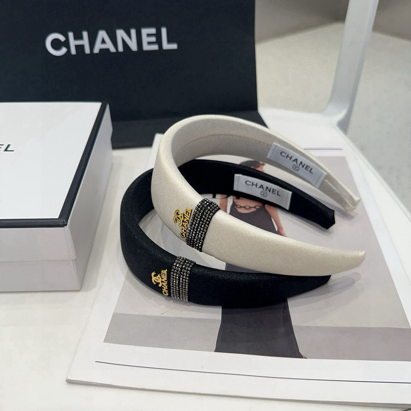 NO:702892,P Comes with a packaging box. Chanel’s latest small scented headband, super pretty!  Full of celebrity style, a must-have for little fairies...hairpins, hairpins, chanel, chanel, hairpins19860909P 配包装盒 Chanel (香奈儿)最新款小香发箍,超级好看！名媛范儿十足,小仙女必备…发夹,发夹,chanel,chanel,hairpins,accessory