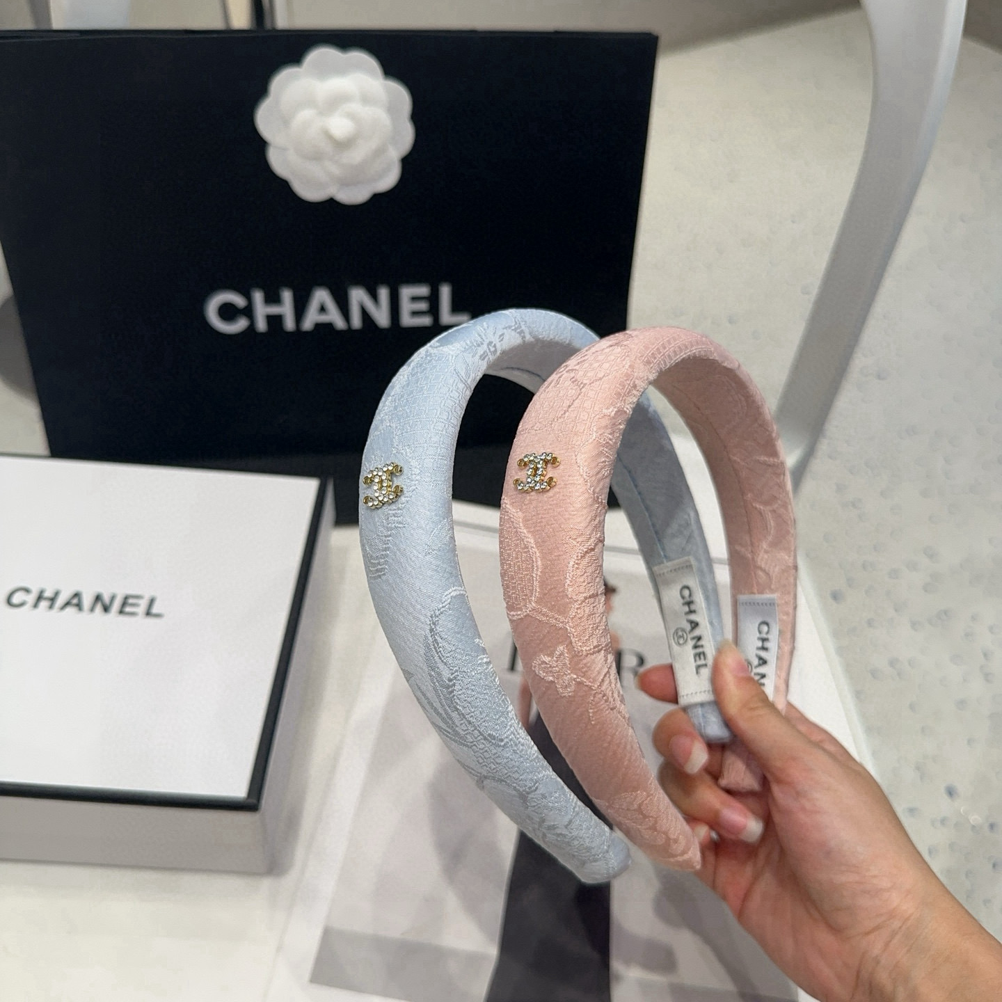 NO:702897,P Comes with a packaging box. Chanel’s latest small scented headband, super pretty!  Full of celebrity style, a must-have for little fairies...hairpins, hairpins, chanel, chanel, hairpins19860909P 配包装盒 Chanel (香奈儿)最新款小香发箍,超级好看！名媛范儿十足,小仙女必备…发夹,发夹,chanel,chanel,hairpins,accessory