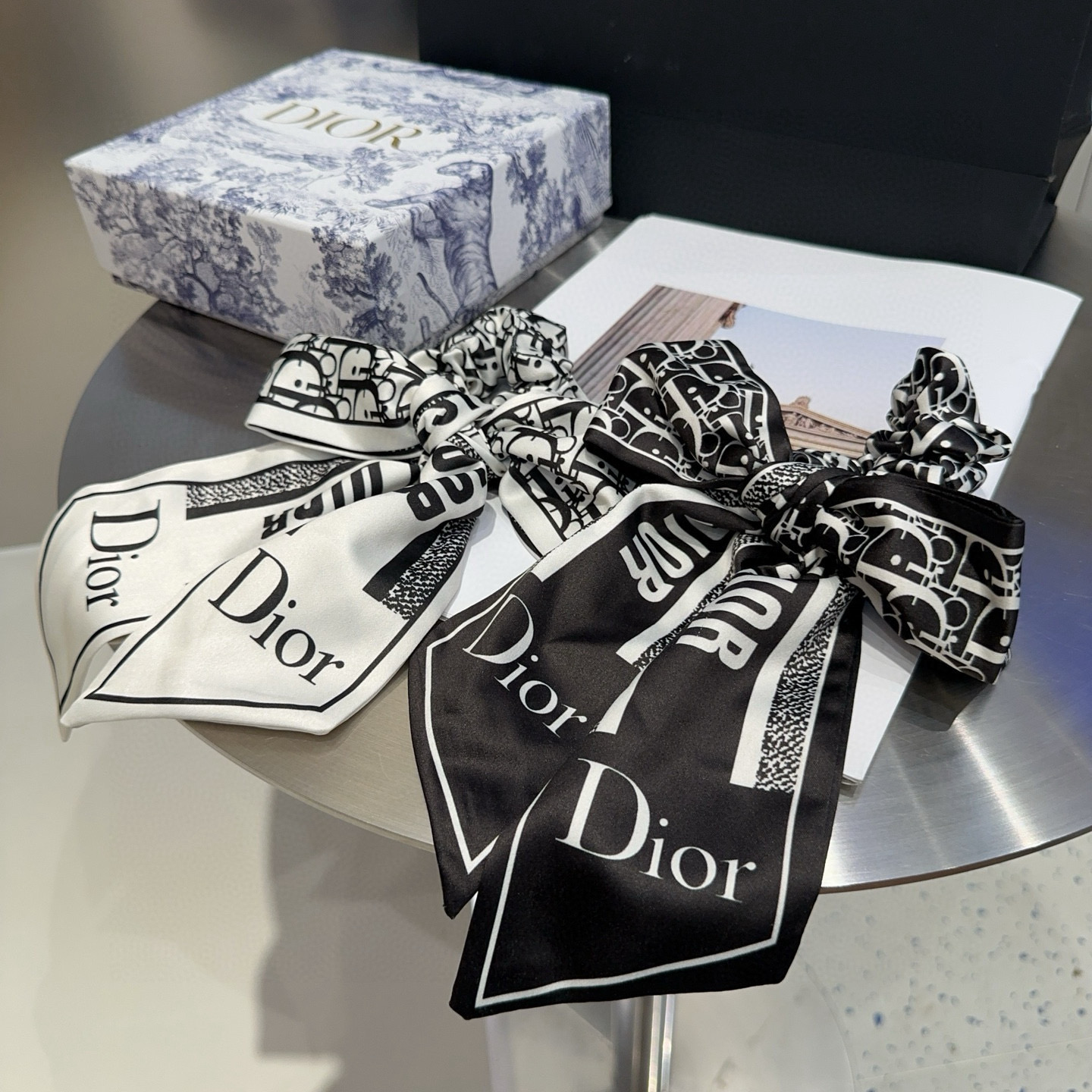 NO:702907,P Comes with packaging box Dior's new CD streamer hair tie, simple, practical and fashionable!  A must-have for little fairies...hairpins, hair clips, dior, dior, hairpins19860909P 配包装盒 Dior（迪奥）新款CD飘带发圈,简单实用 时尚潮流！小仙女必备…发夹,发夹,dior,dior,hairpins,accessory