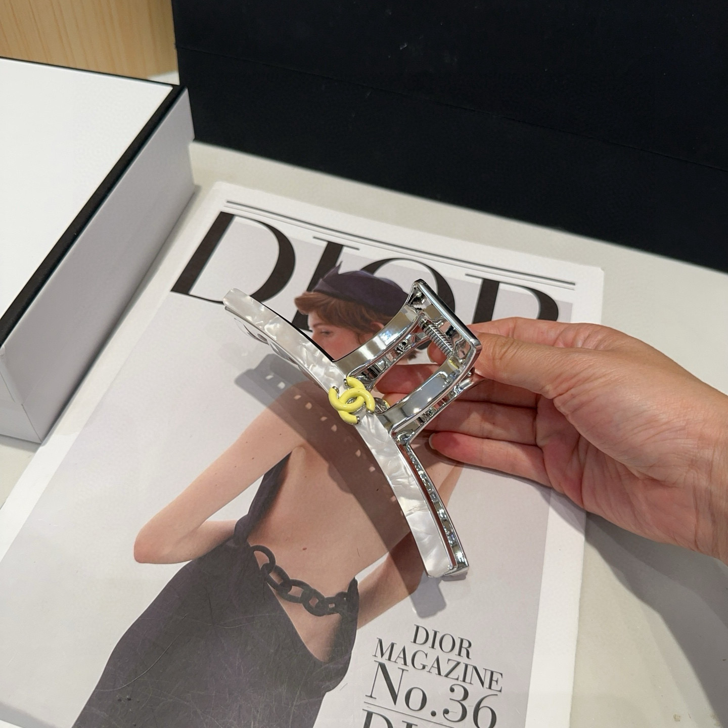 NO:702940,P comes with a packaging box. Chanel's latest popular small fragrance clip, full of celebrity style, a must-have for little fairies...hairpins, hairpins, chanel, chanel, hairpins19860909P 配包装盒 Chanel (香奈儿)最新款小香爆款抓夹,名媛范儿十足,小仙女必备…发夹,发夹,chanel,chanel,hairpins,accessory