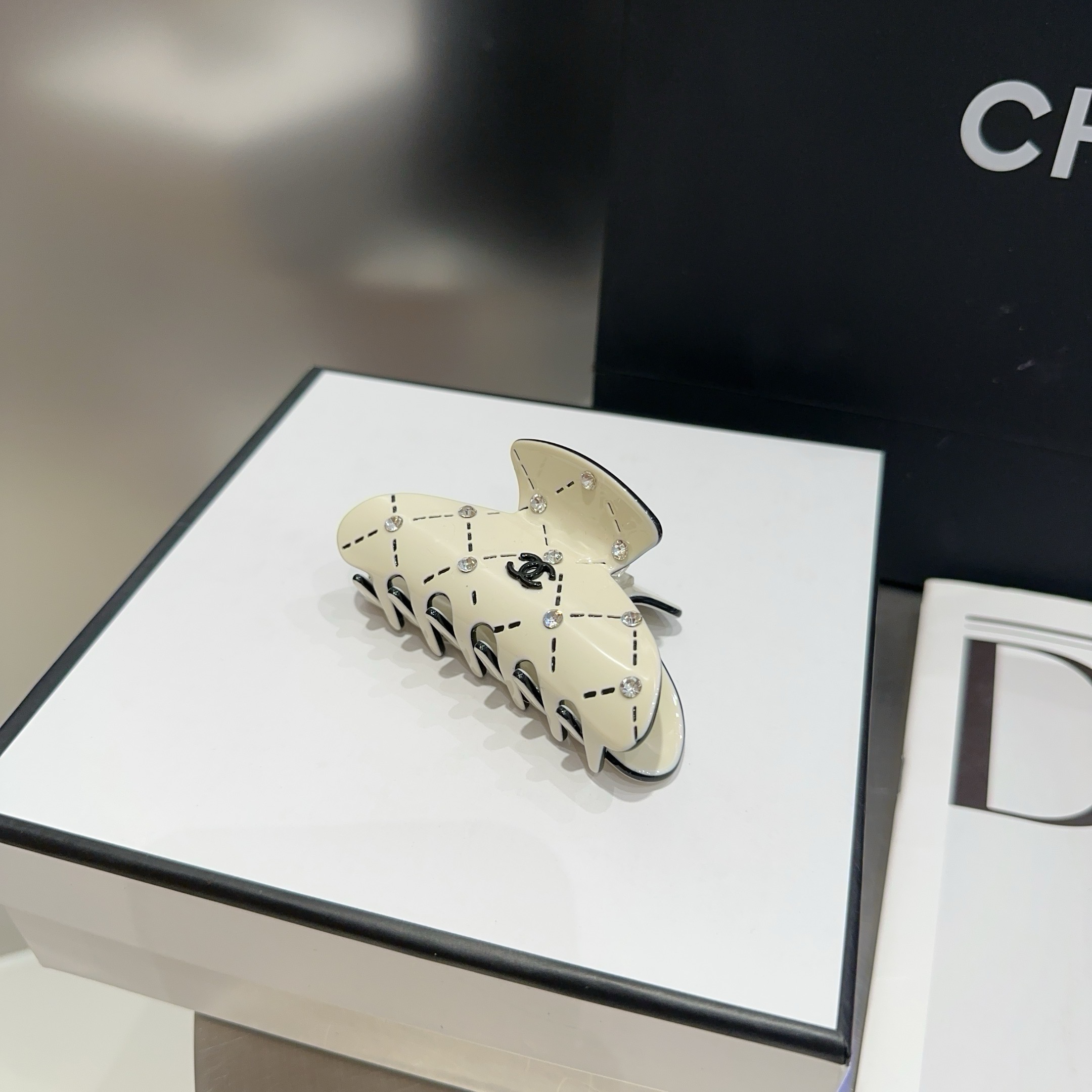 NO:702941,P Comes with a packaging box. Chanel’s latest small fragrance grabber, super pretty!  Full of celebrity style, a must-have for little fairies...hairpins, hairpins, chanel, chanel, hairpins19860909P 配包装盒 Chanel (香奈儿)最新款小香爆款抓夹,超级好看！名媛范儿十足,小仙女必备…发夹,发夹,chanel,chanel,hairpins,accessory