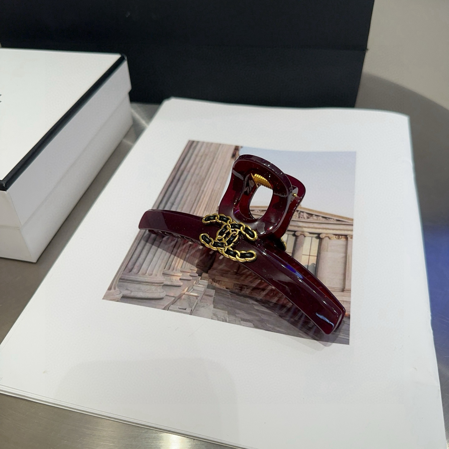 NO:702949,P Comes with a packaging box. Chanel’s latest popular cherry-colored gripper, super pretty!  Full of celebrity style, a must-have for little fairies...hairpins, hairpins, chanel, chanel, hairpins19860909P 配包装盒 Chanel (香奈儿)最新款小香爆款车厘子色抓夹,超级好看！名媛范儿十足,小仙女必备…发夹,发夹,chanel,chanel,hairpins,accessory