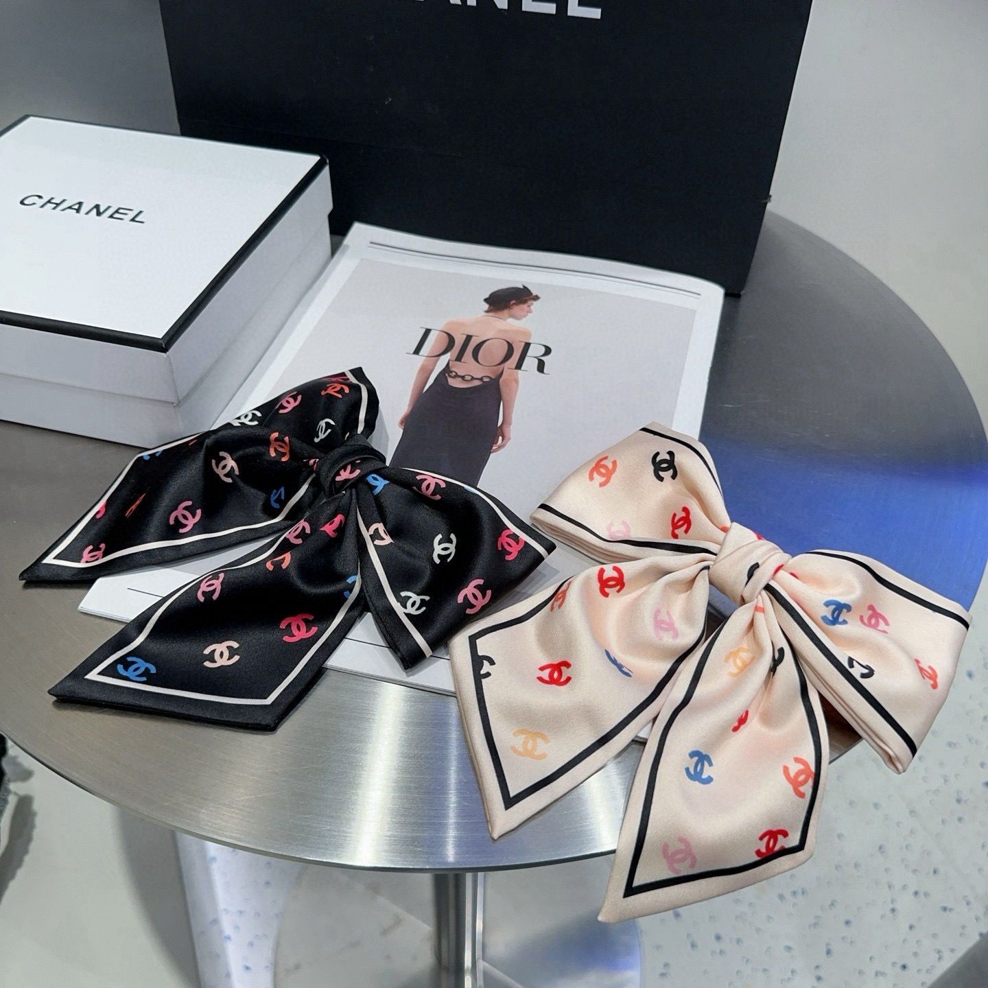 NO:702912,P Comes with a packaging box. Chanel's latest small and popular spring hairpin, super pretty!  Full of celebrity style, a must-have for little fairies...hairpins, hairpins, chanel, chanel, hairpins19860909P 配包装盒 Chanel (香奈儿)最新款小香爆款弹簧发夹,超级好看！名媛范儿十足,小仙女必备…发夹,发夹,chanel,chanel,hairpins,accessory