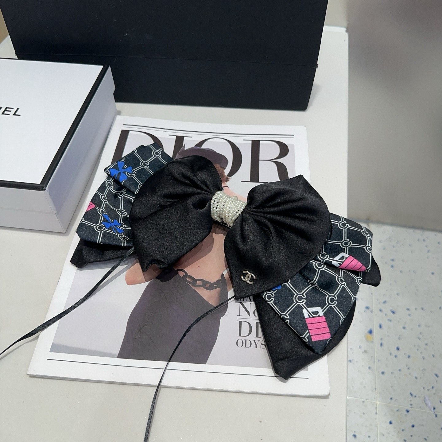 NO:702956,P Comes with a packaging box. Chanel's latest small fragrance spring clip, super beautiful!  Full of celebrity style, a must-have for little fairies...hairpins, hairpins, chanel, chanel, hairpins19860909P 配包装盒 Chanel (香奈儿)最新款小香弹簧夹,超级好看！名媛范儿十足,小仙女必备…发夹,发夹,chanel,chanel,hairpins,accessory