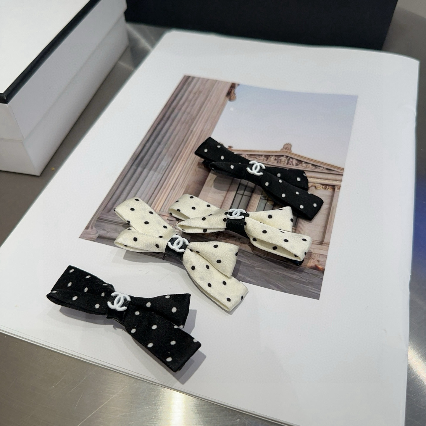 NO:702964,P Comes with a packaging box (one pair) Chanel's latest mini shampoo with bangs clips, fashionable and trendy, very beautiful!  A must-have for little fairies...hairpins, hair clips, chanel, chanel, hairpins19860909P 配包装盒（一对） Chanel (香奈儿)最新小香波点边夹刘海夹,时尚潮流,非常好看！小仙女必备…发夹,发夹,chanel,chanel,hairpins,accessory