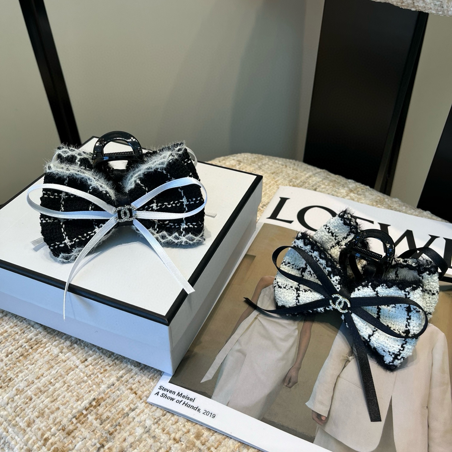 NO:702937,P comes with a packaging box. Chanel's latest popular small fragrance clip, full of celebrity style, a must-have for little fairies...hairpins, hairpins, chanel, chanel, hairpins19860909P 配包装盒 Chanel (香奈儿)最新款小香爆款抓夹,名媛范儿十足,小仙女必备…发夹,发夹,chanel,chanel,hairpins,accessory