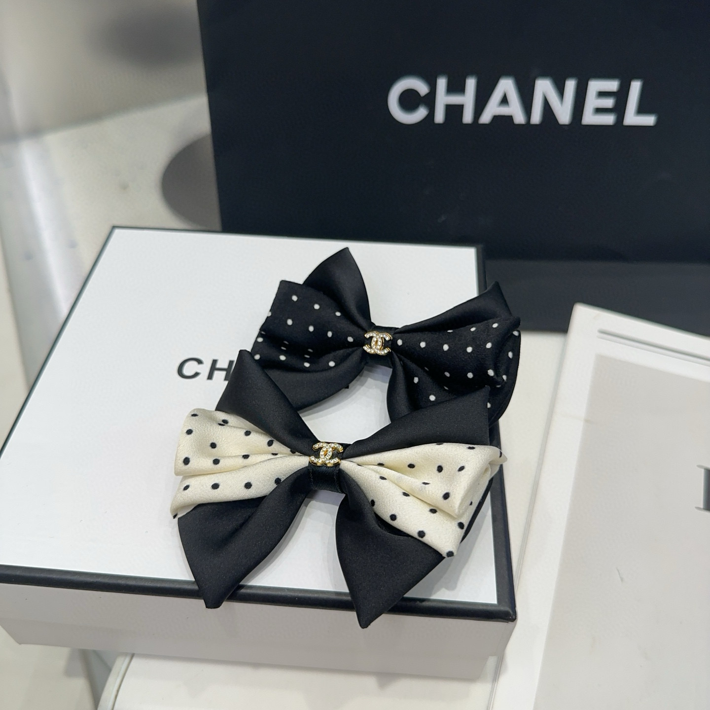 NO:702944,P Comes with packaging box (single) Chanel's latest small and popular duckbill clip for bangs, super pretty!  Full of celebrity style, a must-have for little fairies...hairpins, hairpins, chanel, chanel, hairpins19860909P 配包装盒（单个） Chanel (香奈儿)最新款小香爆款鸭嘴夹刘海夹,超级好看！名媛范儿十足,小仙女必备…发夹,发夹,chanel,chanel,hairpins,accessory