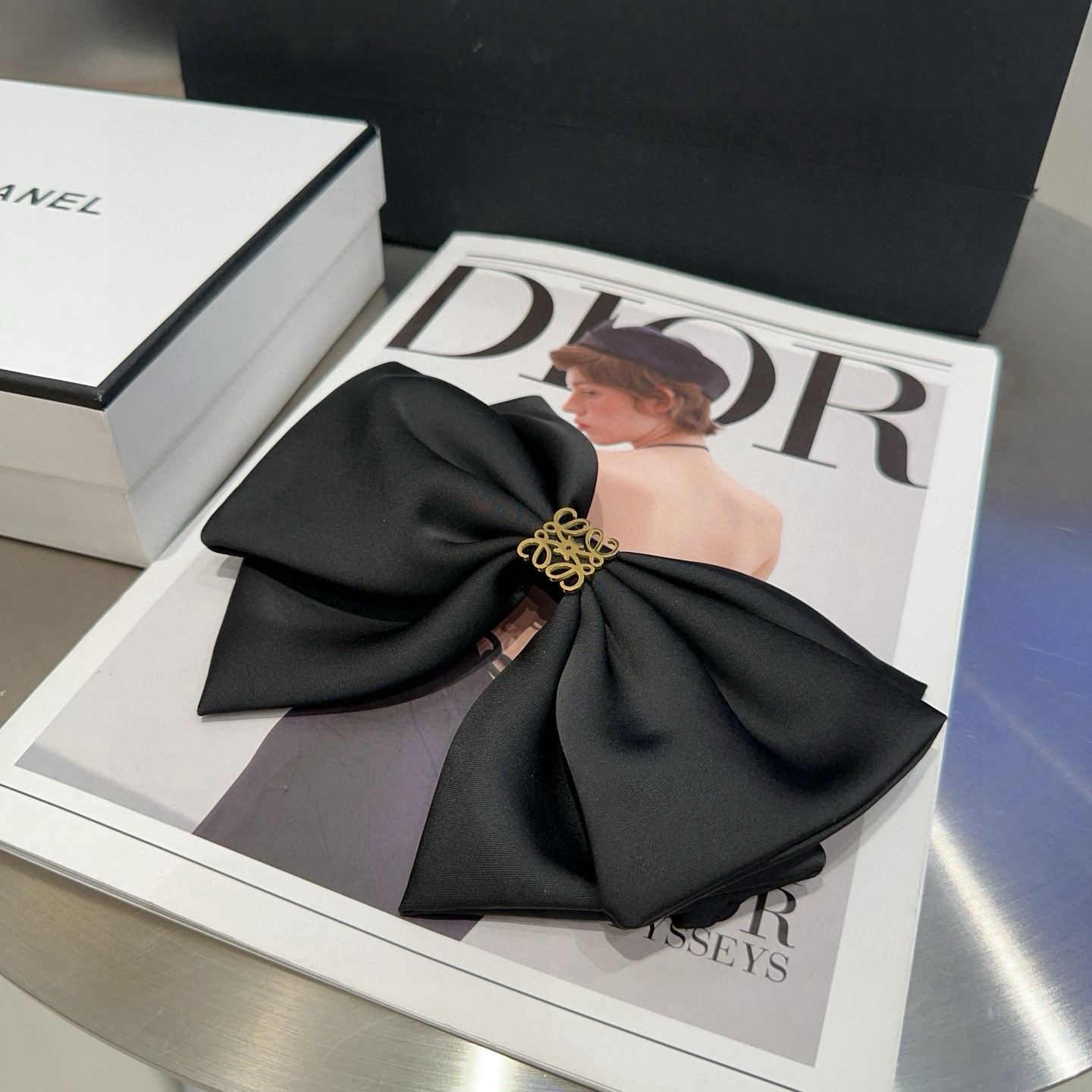 NO:702755,P with packaging box Loewe letter spring clip, fashionable, simple and elegant, a must-have item for everyone, hair clips, hair clips, loewe, loewe, hairpins19860909P 配包装盒 Loewe(罗意威)字母弹簧夹,时尚潮品,简单大方,人手必备单品发夹,发夹,loewe,loewe,hairpins,accessory