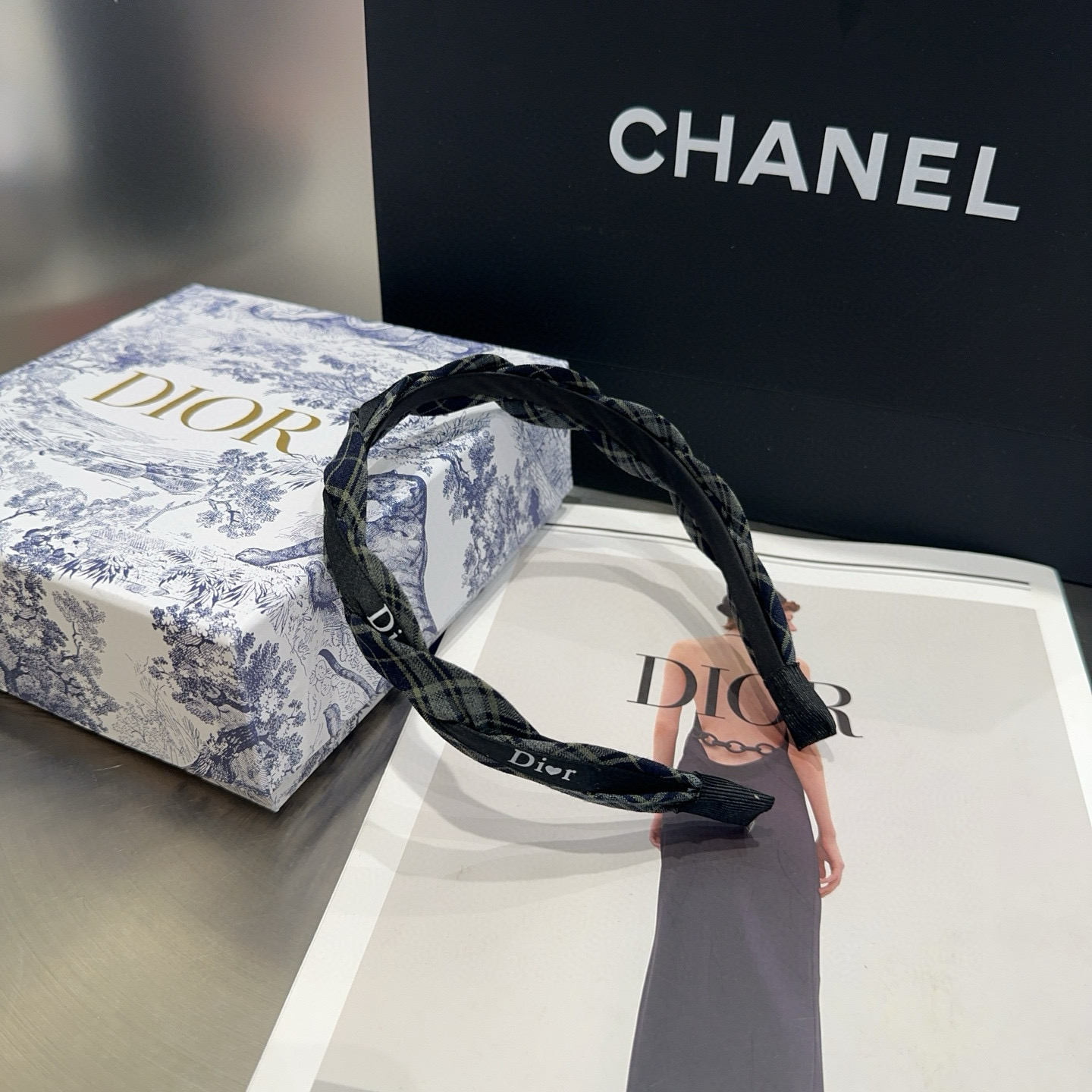 NO:702895,P Comes with packaging box Dior's new small plaid headband, simple, practical and fashionable.  Very nice!  A must-have for little fairies...hairpins, hair clips, dior, dior, hairpins19860909P 配包装盒 Dior（迪奥）新款小格纹发箍,简单实用 时尚潮流．非常好看！小仙女必备…发夹,发夹,dior,dior,hairpins,accessory