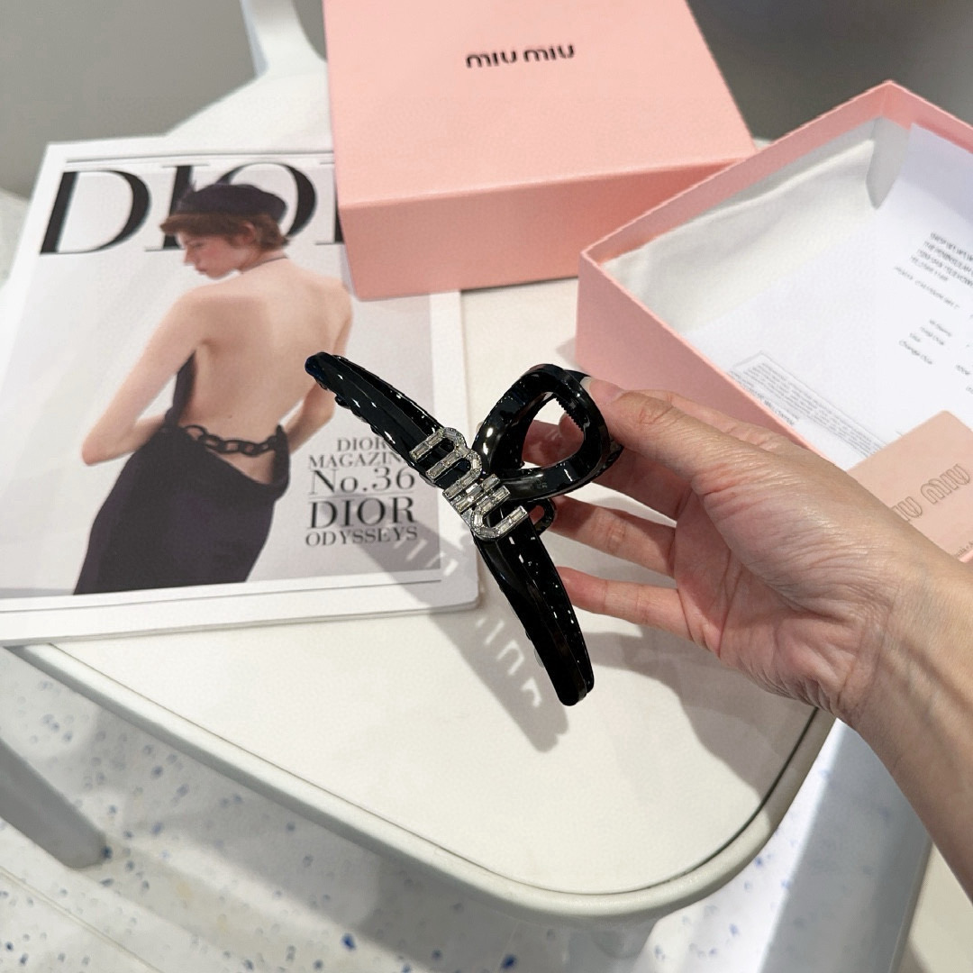 NO:702759,P Comes with a packaging box. Miumiu's new gripper is simple and elegant, full of ladylike style, and it is worth buying!  hairpins,hairpins,miumiu,hairpins19860909P 配包装盒 miumiu新款抓夹,简单优雅,名媛范十足,非常值得入手！发夹,发夹,miumiu,hairpins,accessory