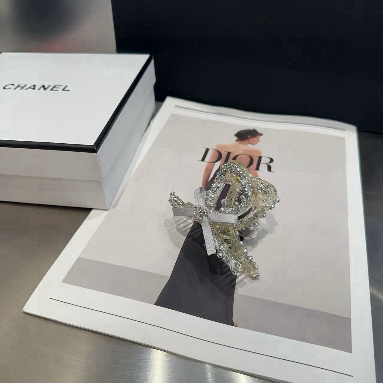 NO:702746,P Comes with a packaging box. Chanel's latest small fragrance gripper, a beautiful one!  A must-have for little fairies...hairpins, hair clips, chanel, chanel, hairpins19860909P 配包装盒 Chanel (香奈儿)最新小香抓夹,绝美的一款！小仙女必备…发夹,发夹,chanel,chanel,hairpins,accessory