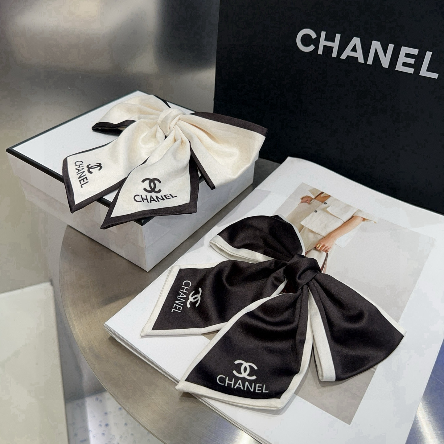 NO:702915,P Comes with a packaging box. Chanel's latest small and popular spring hairpin, super pretty!  Full of celebrity style, a must-have for little fairies...hairpins, hairpins, chanel, chanel, hairpins19860909P 配包装盒 Chanel (香奈儿)最新款小香爆款弹簧发夹,超级好看！名媛范儿十足,小仙女必备…发夹,发夹,chanel,chanel,hairpins,accessory