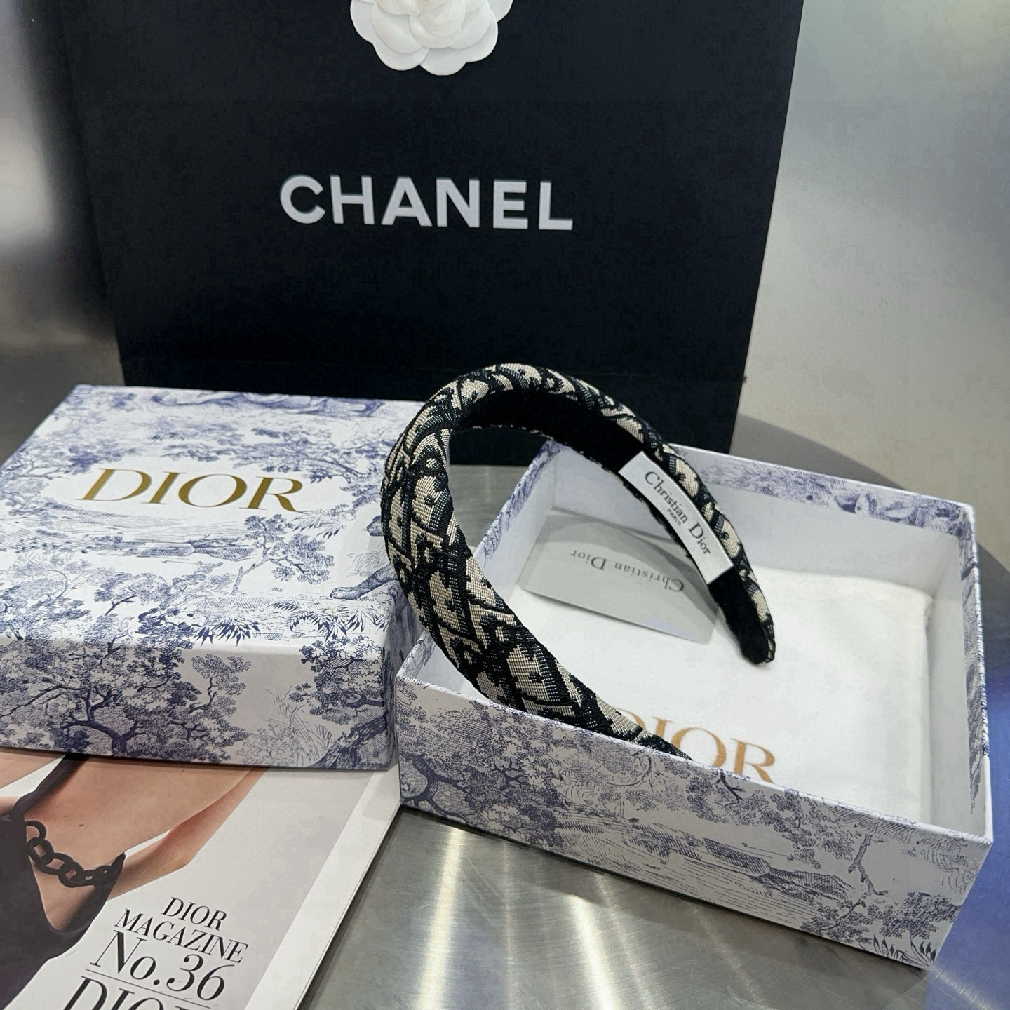 NO:702920,P Comes with packaging box Dior (Dior) CD classic headband, simple, practical and fashionable.  Very fashionable and unique!  A must-have for the sweet and cool goddess...hairpins, hair clips, dior, dior, hairpins19860909P 配包装盒 Dior（迪奥）CD经典发箍,简单实用 时尚潮流．非常时髦有个性！甜酷女神必备…发夹,发夹,dior,dior,hairpins,accessory