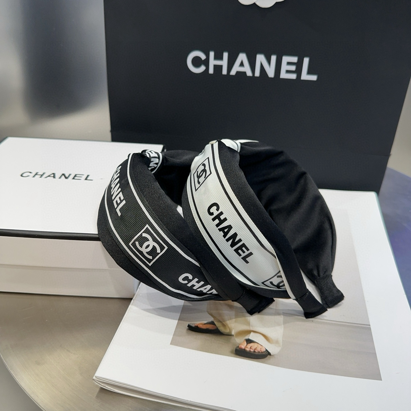 NO:702927,P Comes with a packaging box. Chanel’s latest small scented headband, super pretty!  Full of celebrity style, a must-have for little fairies...hairpins, hairpins, chanel, chanel, hairpins19860909P 配包装盒 Chanel (香奈儿)最新款小香发箍,超级好看！名媛范儿十足,小仙女必备…发夹,发夹,chanel,chanel,hairpins,accessory