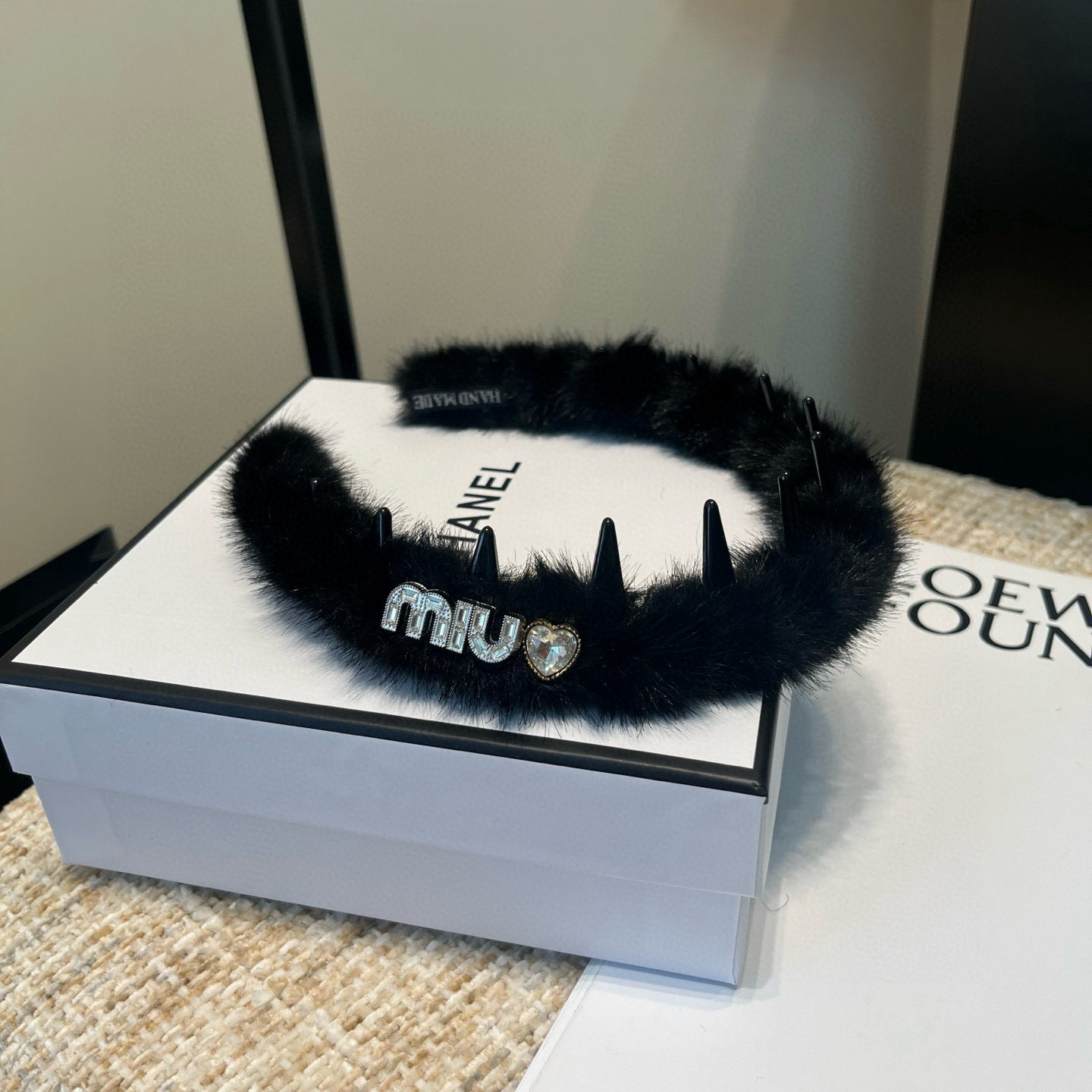 NO:702921,P Comes with packaging box miumiu new headband, new for autumn and winter!  Simple and elegant, practical and versatile, worth buying!  hairpins,hairpins,miumiu,hairpins19860909P 配包装盒 miumiu新款发箍,秋冬新品！简单优雅,实用百搭,值得入手！发夹,发夹,miumiu,hairpins,accessory
