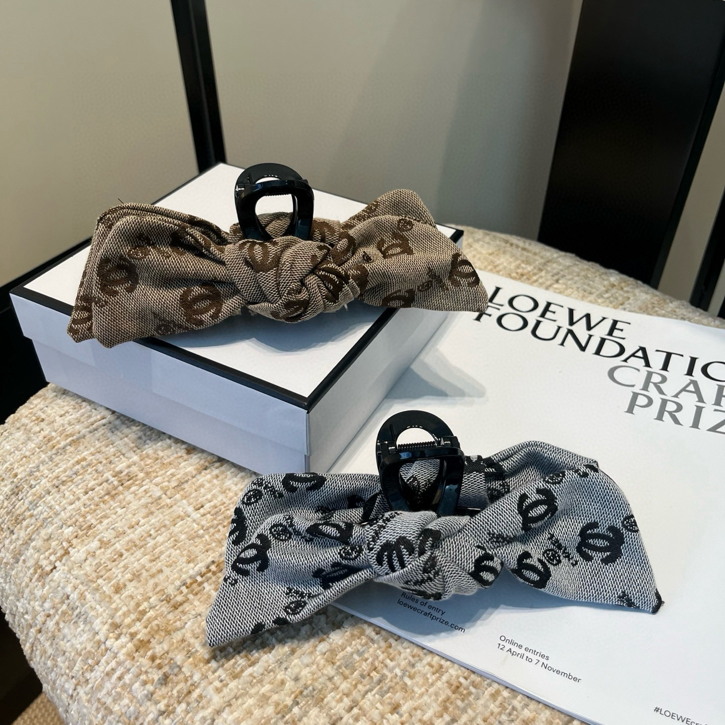 NO:702752,P Comes with a packaging box. Chanel’s latest small fragrance grabber, super pretty!  Full of celebrity style, a must-have for little fairies...hairpins, hairpins, chanel, chanel, hairpins19860909P 配包装盒 Chanel (香奈儿)最新款小香爆款抓夹,超级好看！名媛范儿十足,小仙女必备…发夹,发夹,chanel,chanel,hairpins,accessory