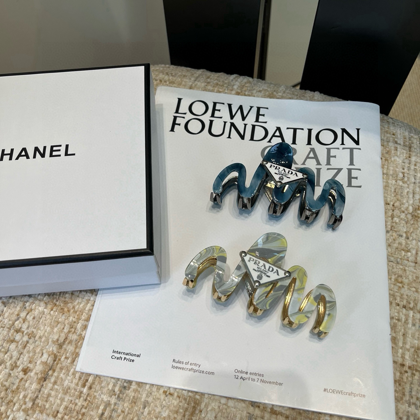 NO:702754,P Comes with a packaging box PRADA’s latest gripper, simple and practical, fashionable and versatile!  Necessary hairpins for young ladies, hairpins, prada, prada, hairpins19860909P 配包装盒 PRADA（普拉达）最新款抓夹,简单实用,时尚百搭！小姐姐必备发夹,发夹,prada,prada,hairpins,accessory