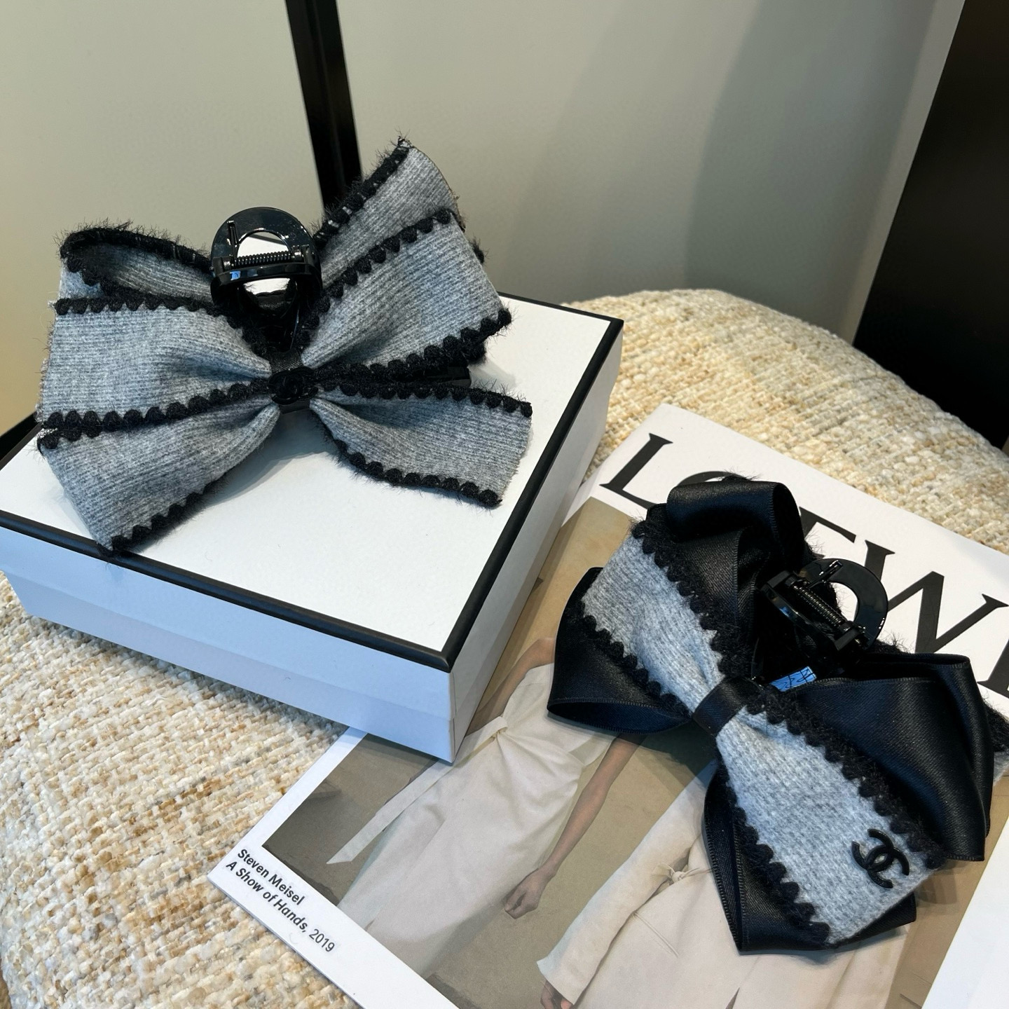 NO:702757,P Comes with a packaging box. Chanel’s latest small fragrance grabber, super pretty!  Full of celebrity style, a must-have for little fairies...hairpins, hairpins, chanel, chanel, hairpins19860909P 配包装盒 Chanel (香奈儿)最新款小香爆款抓夹,超级好看！名媛范儿十足,小仙女必备…发夹,发夹,chanel,chanel,hairpins,accessory