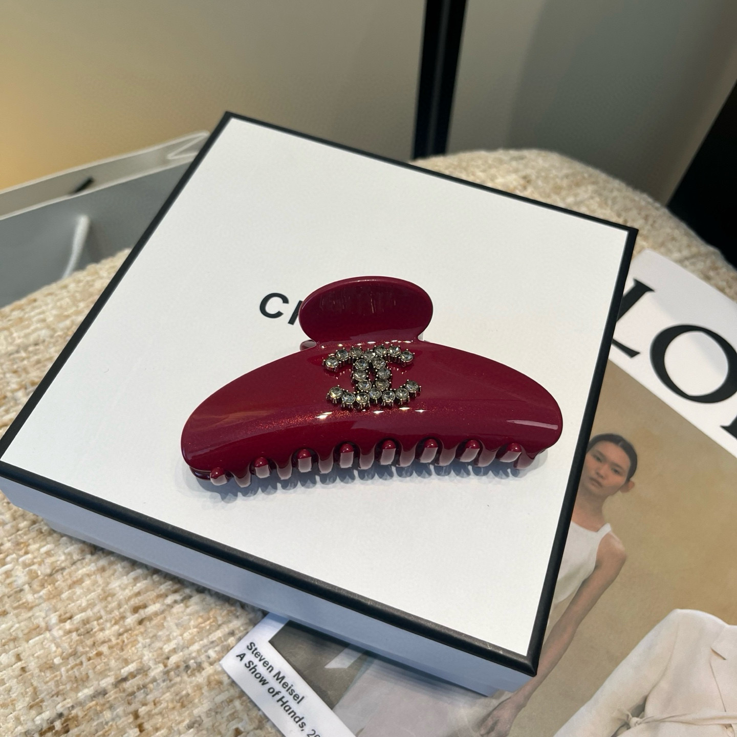 NO:702758,P Comes with a packaging box. Chanel’s latest popular small fragrance clip, it’s booming in the New Year and looks great!  Full of celebrity style, a must-have for little fairies...hairpins, hairpins, chanel, chanel, hairpins19860909P 配包装盒 Chanel (香奈儿)最新款小香爆款抓夹,红红火火过新年超级好看！名媛范儿十足,小仙女必备…发夹,发夹,chanel,chanel,hairpins,accessory