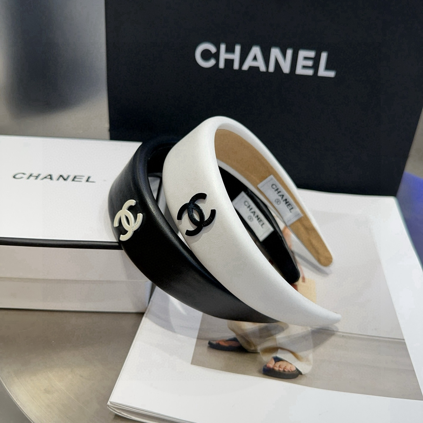 NO:702926,P Comes with a packaging box. Chanel's latest small scented headband. Simple and practical, fashionable and trendy. Very beautiful!  A must-have for little fairies...hairpins, hair clips, chanel, chanel, hairpins19860909P 配包装盒 Chanel (香奈儿)最新小香发箍.简单实用,时尚潮流.非常好看！小仙女必备…发夹,发夹,chanel,chanel,hairpins,accessory
