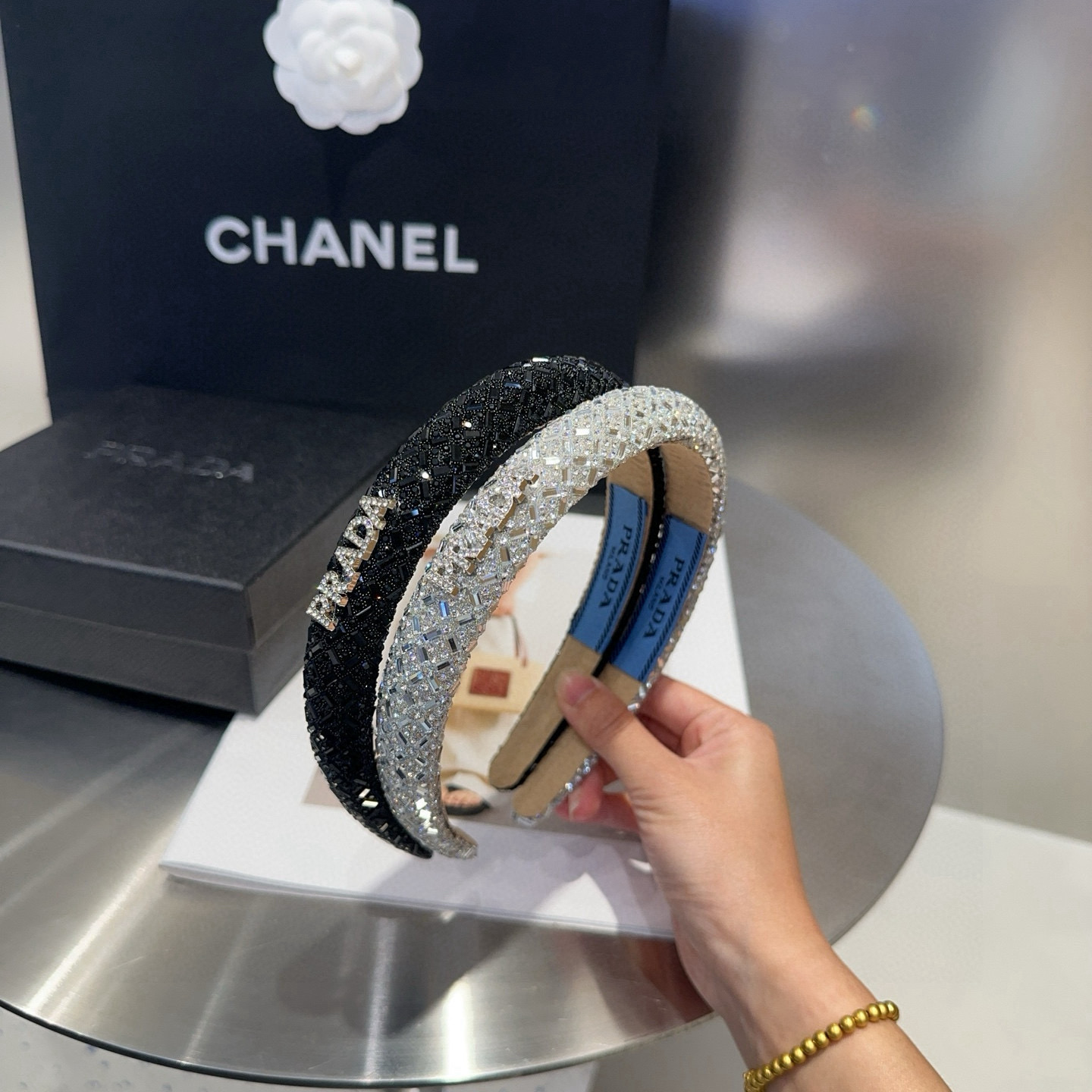 NO:702928,P Comes with a packaging box PRADA’s latest diamond headband, worth buying for elegant ladies!  Very easy to match, elegant and tasteful hair clips, hair clips, prada, prada, hairpins19860909P 配包装盒 PRADA（普拉达）最新款钻石发箍, 优雅的小姐姐值得入手！非常好搭配 气质有品位发夹,发夹,prada,prada,hairpins,accessory