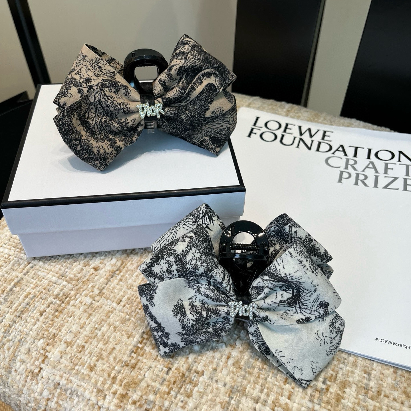 NO:702776,P Comes with packaging box Dior's new CD letter gripper, simple, practical and fashionable.  Very nice!  A must-have for little fairies...hairpins, hair clips, dior, dior, hairpins19860909P 配包装盒 Dior（迪奥）新款CD字母抓夹,简单实用 时尚潮流．非常好看！小仙女必备…发夹,发夹,dior,dior,hairpins,accessory