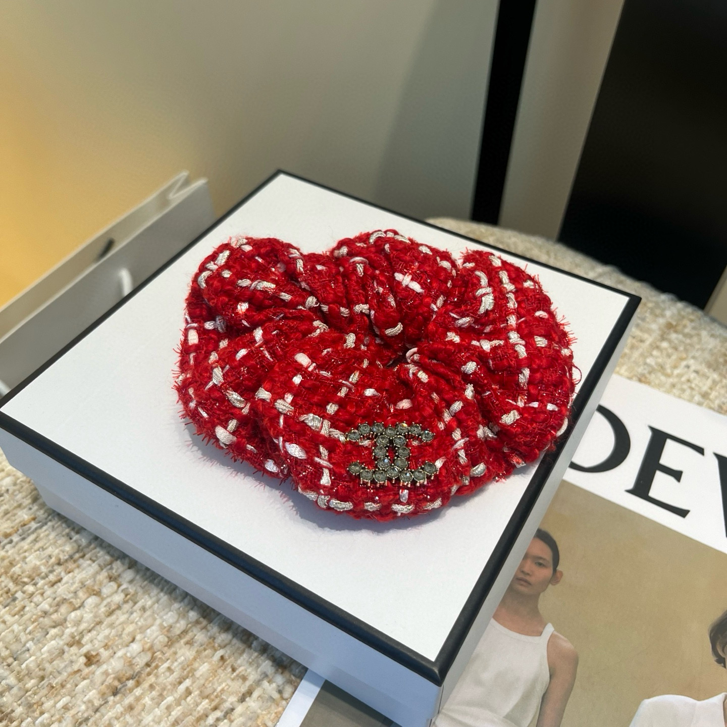 NO:702935,P Comes with a packaging box. Chanel’s latest small scented hair tie, super pretty!  Full of celebrity style, a must-have for little fairies...hairpins, hairpins, chanel, chanel, hairpins19860909P 配包装盒 Chanel (香奈儿)最新款小香发圈,超级好看！名媛范儿十足,小仙女必备…发夹,发夹,chanel,chanel,hairpins,accessory